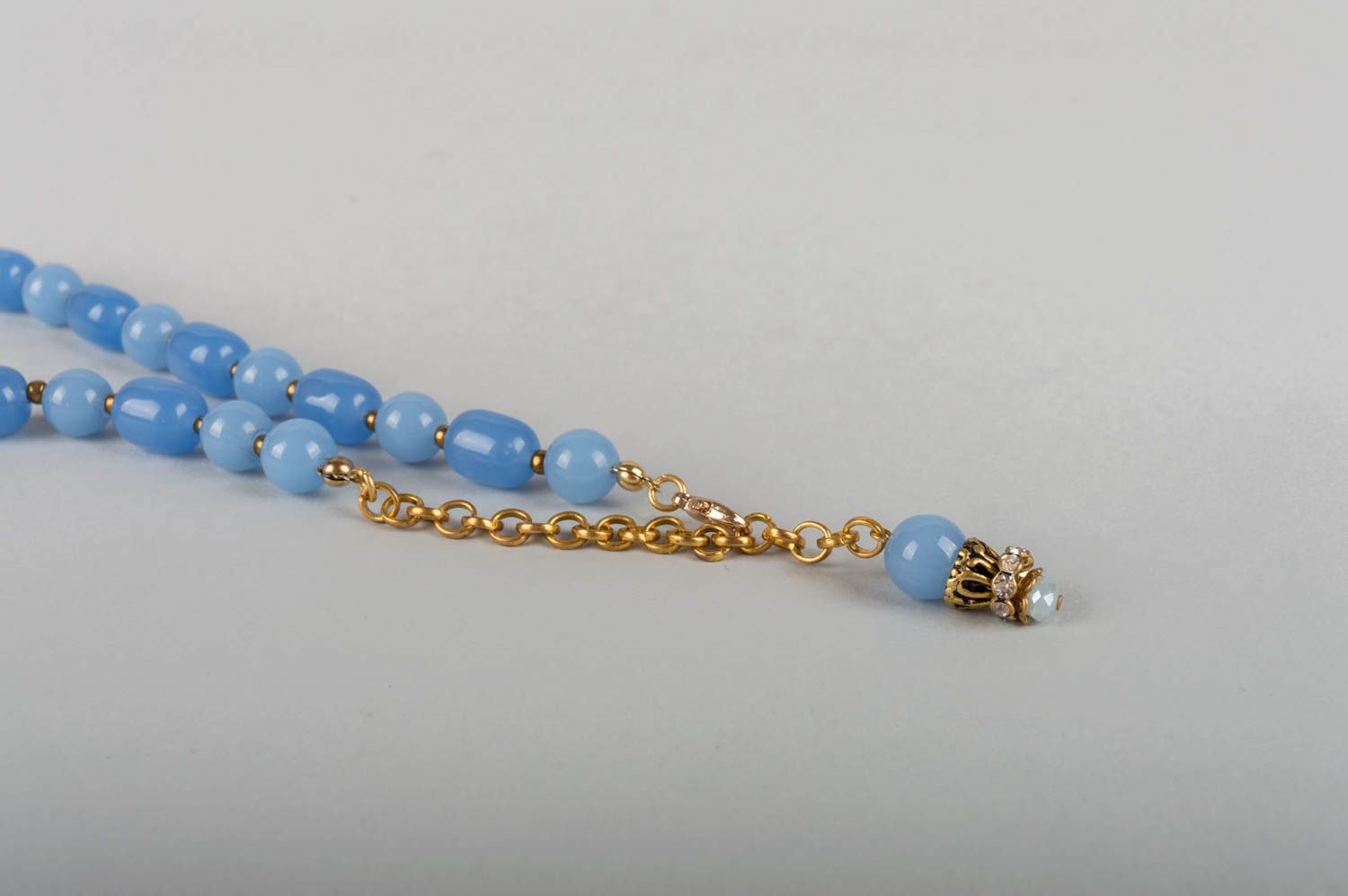 Schöne blaue feine elegante handgemachte Halskette aus Natursteinen Nephrit foto 3