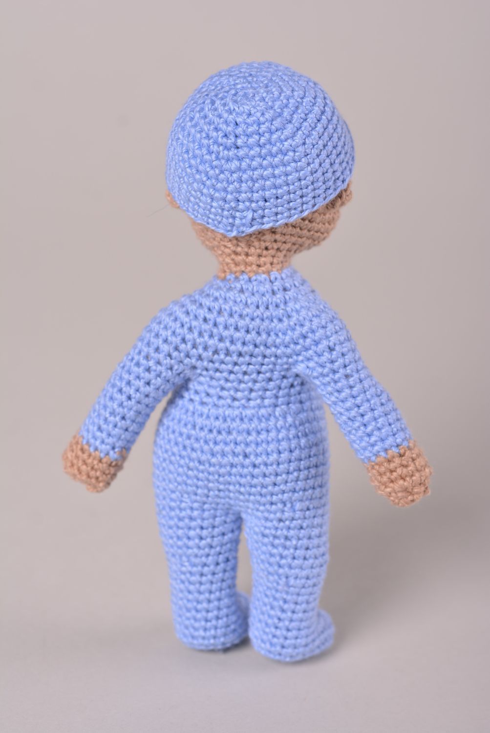 Мягкая игрушка кукла ручной работы малыш пупсик кукла крючком в голубой пижамке фото 3