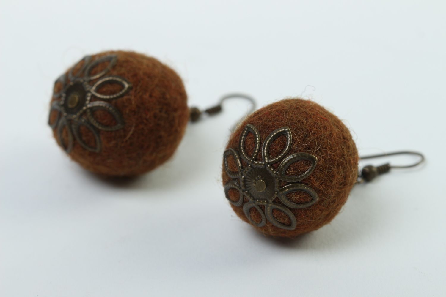 Pendientes de fieltro artesanales marrónes regalo original accesorio para mujer foto 4