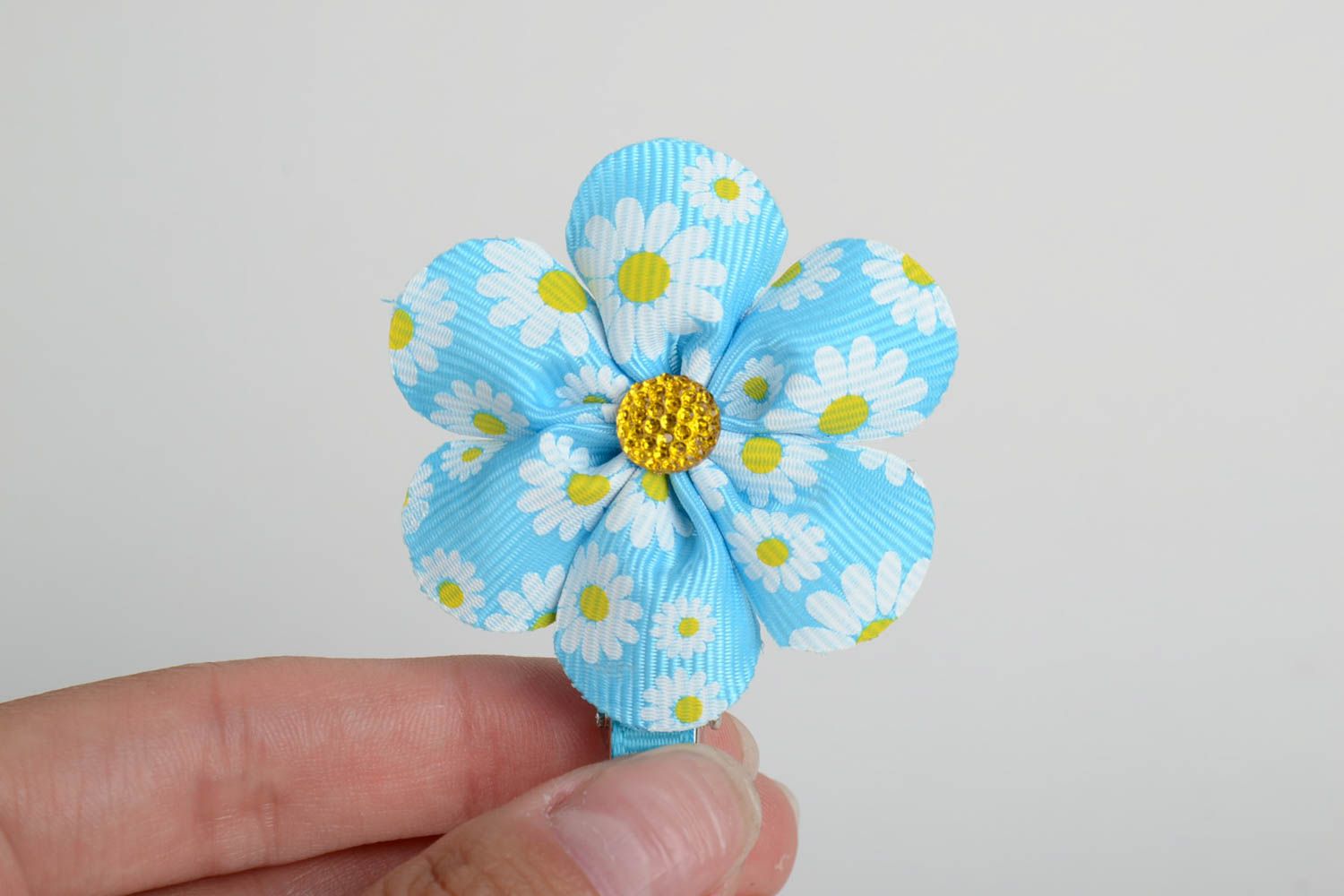 Голубая атласная заколка в виде цветка ручной работы красивая для взрослых и детей фото 5