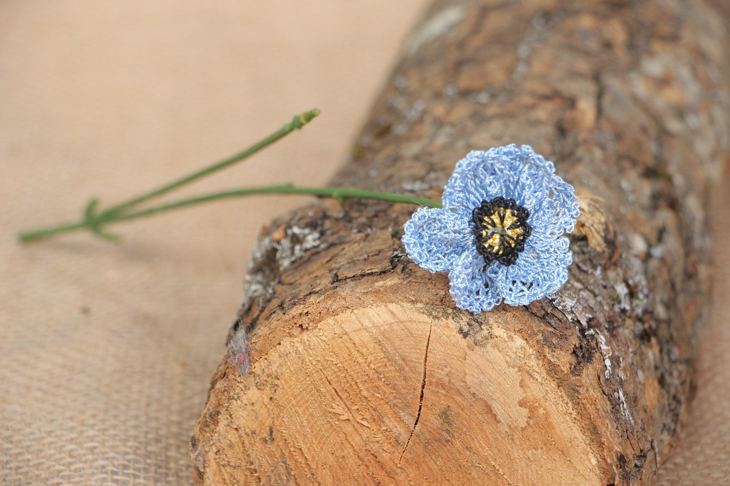 Handgemachte gehäkelte dekoriative Blume aus Kunstseide in Blau Anemone Blume foto 1