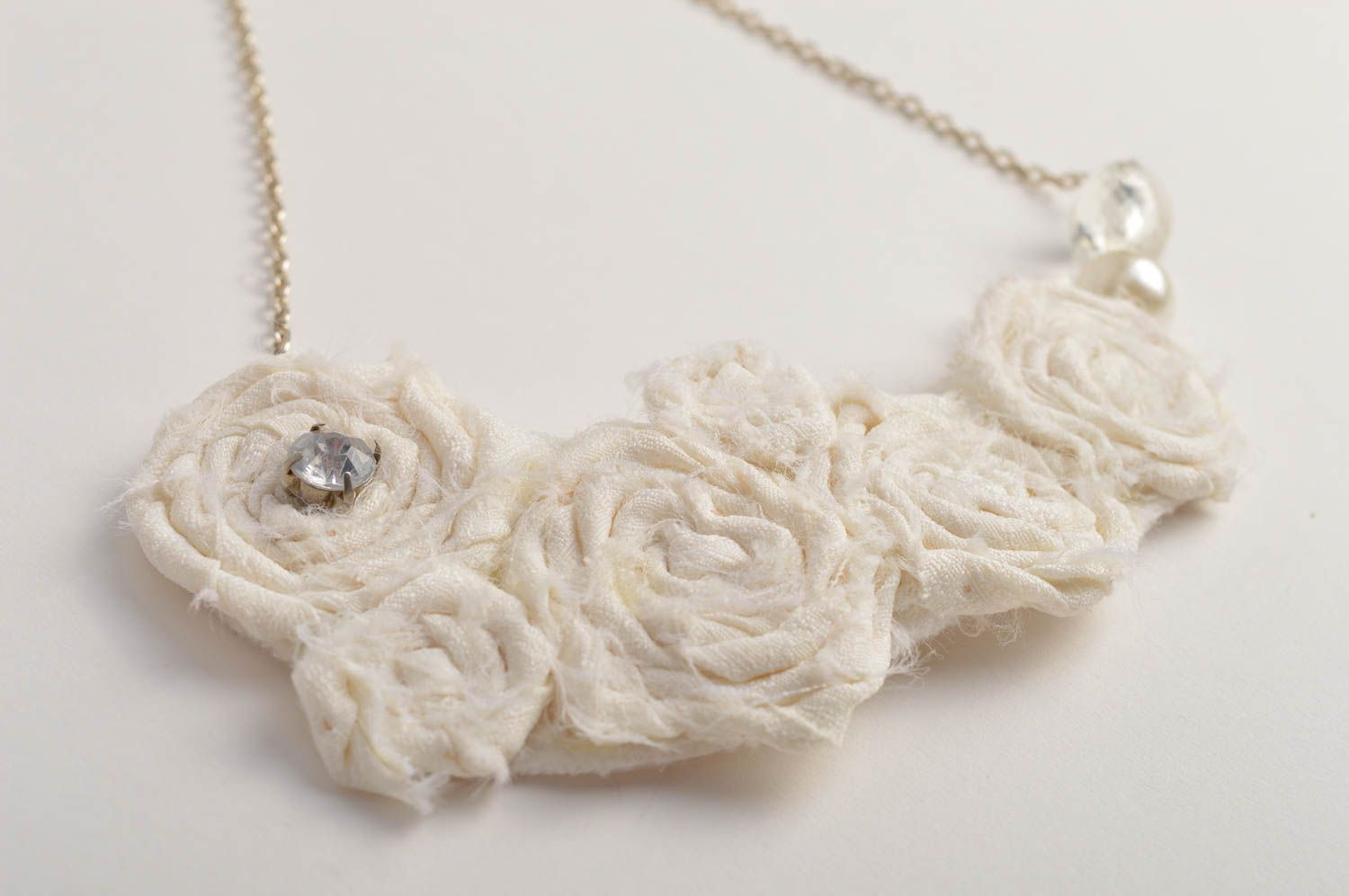 Collier textile Bijou fait main design blanc Accessoire femme perles fantaisie photo 3