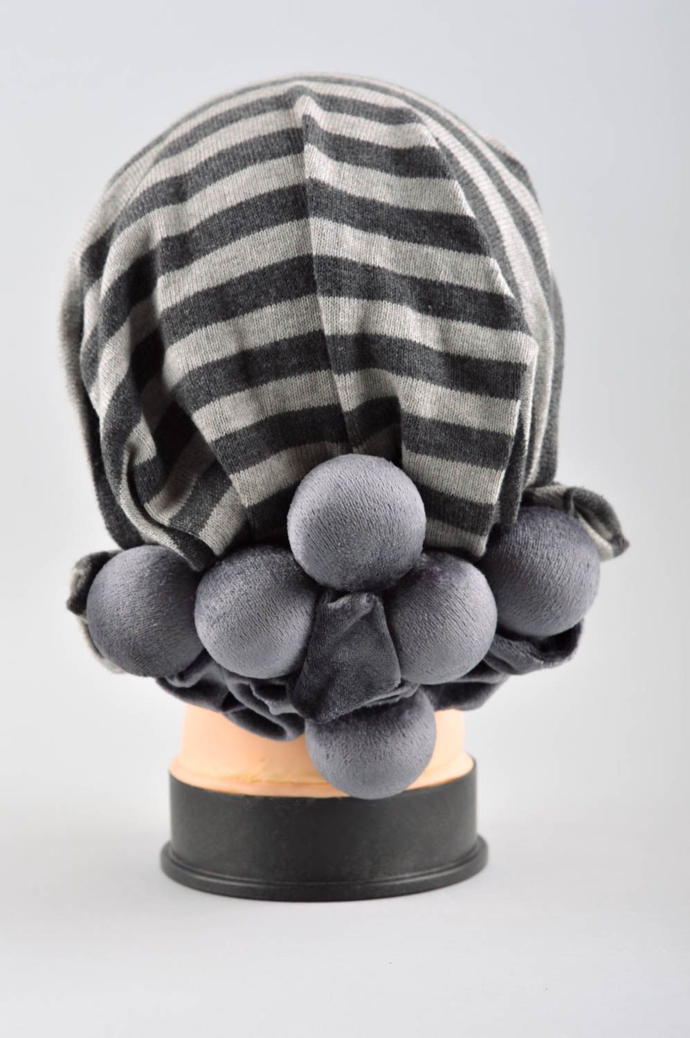 Bonnet tissu tricoté fait main Bonnet femme rayé gris-noir Vêtement femme photo 3