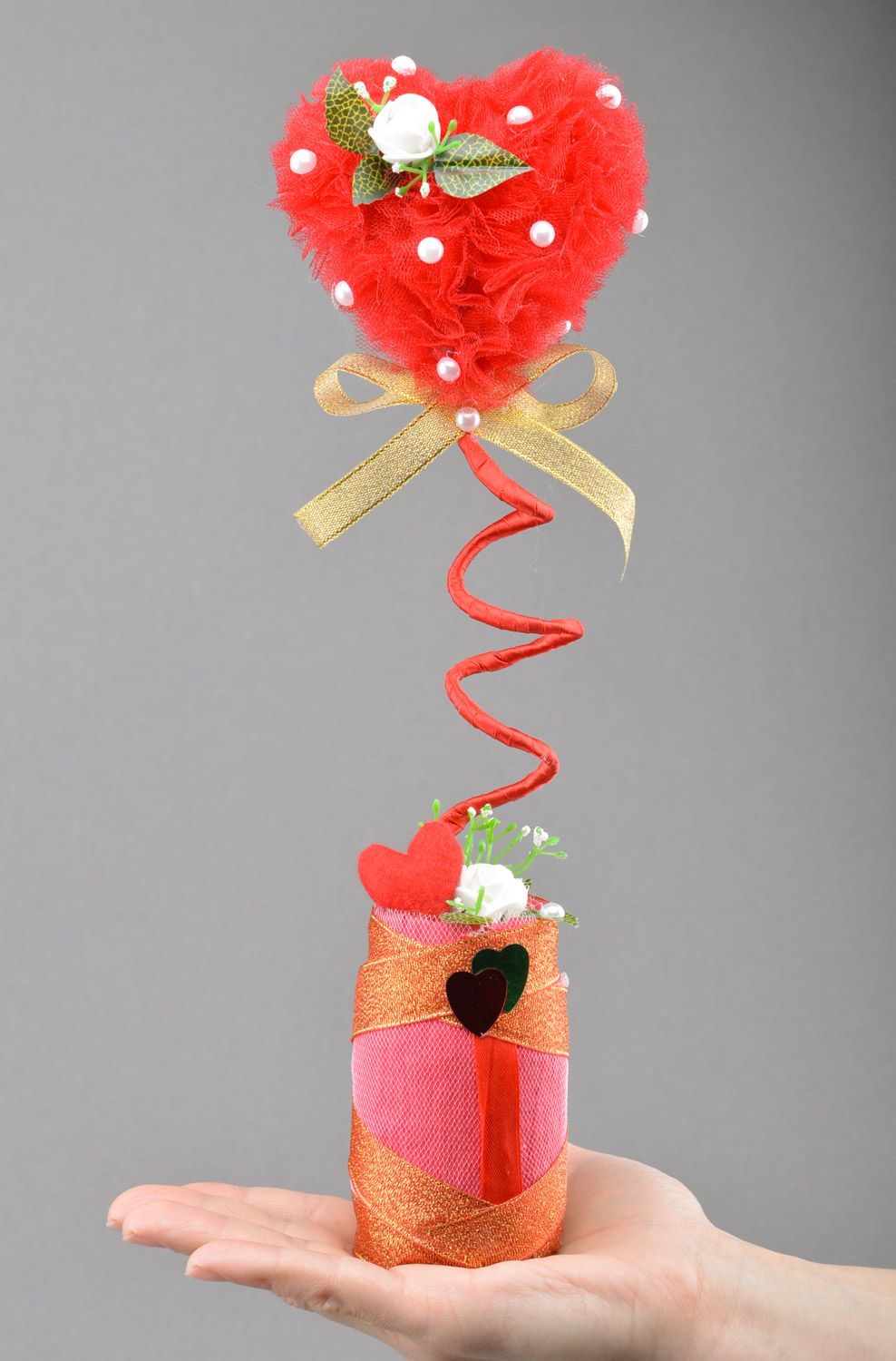 Arbre topiaire décorative fait main en tulle rubans forme cœur rouge sur ressort photo 1