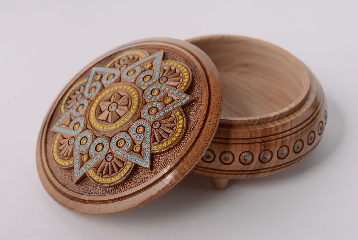 Petite boîte à bijoux en bois sculptée originale faite main avec incrustations photo 1
