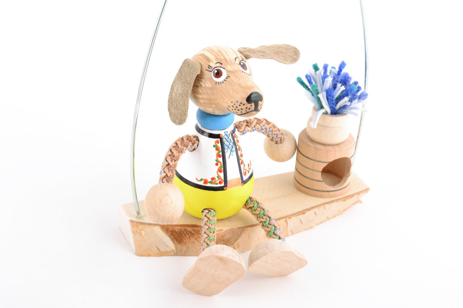 Деревянная игрушка на пружинке в виде собачки на лавочке ручной работы красочная фото 3