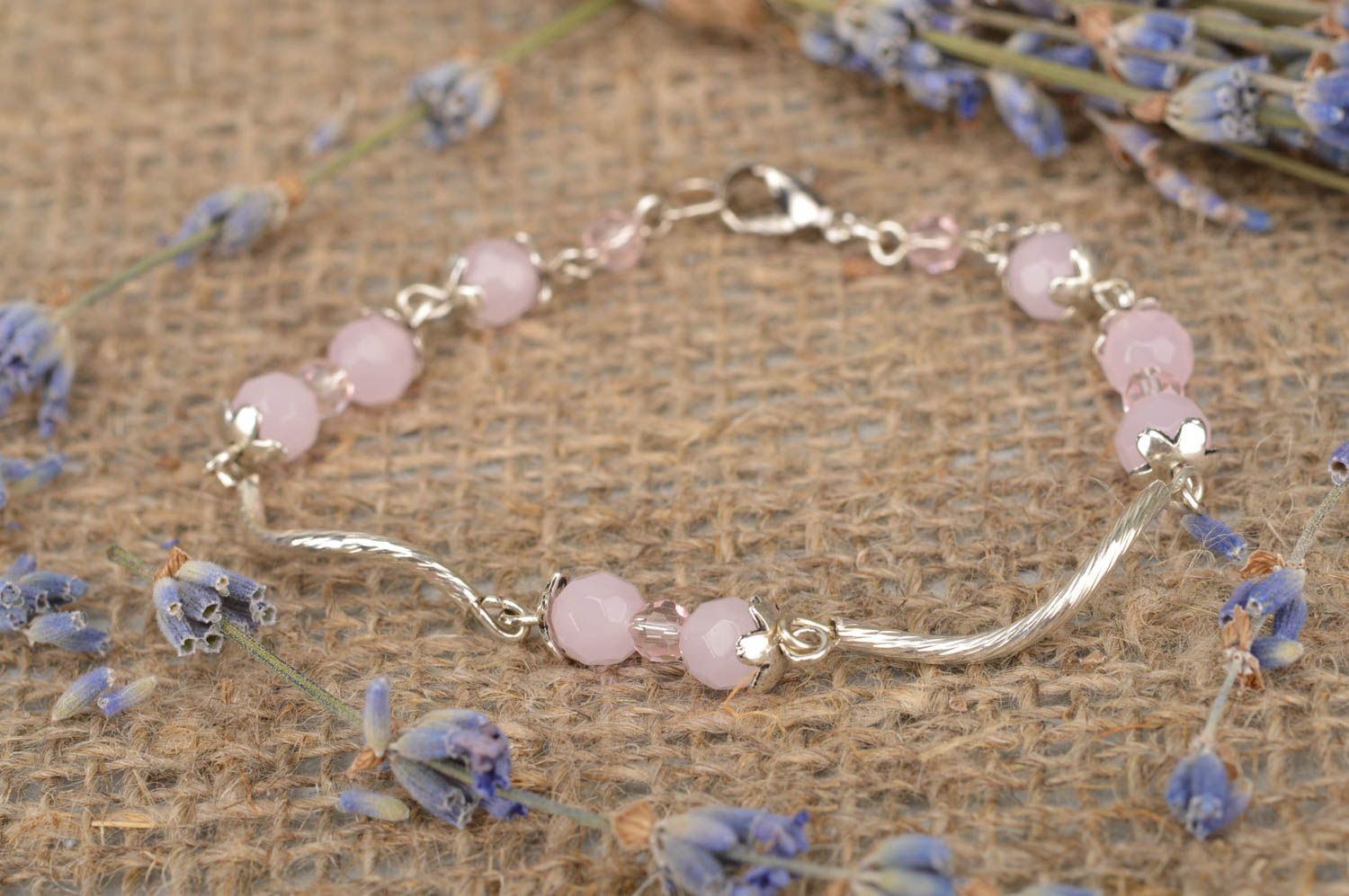 Bracelet fin en fourniture de métal et perles à facettes roses fait main joli photo 1