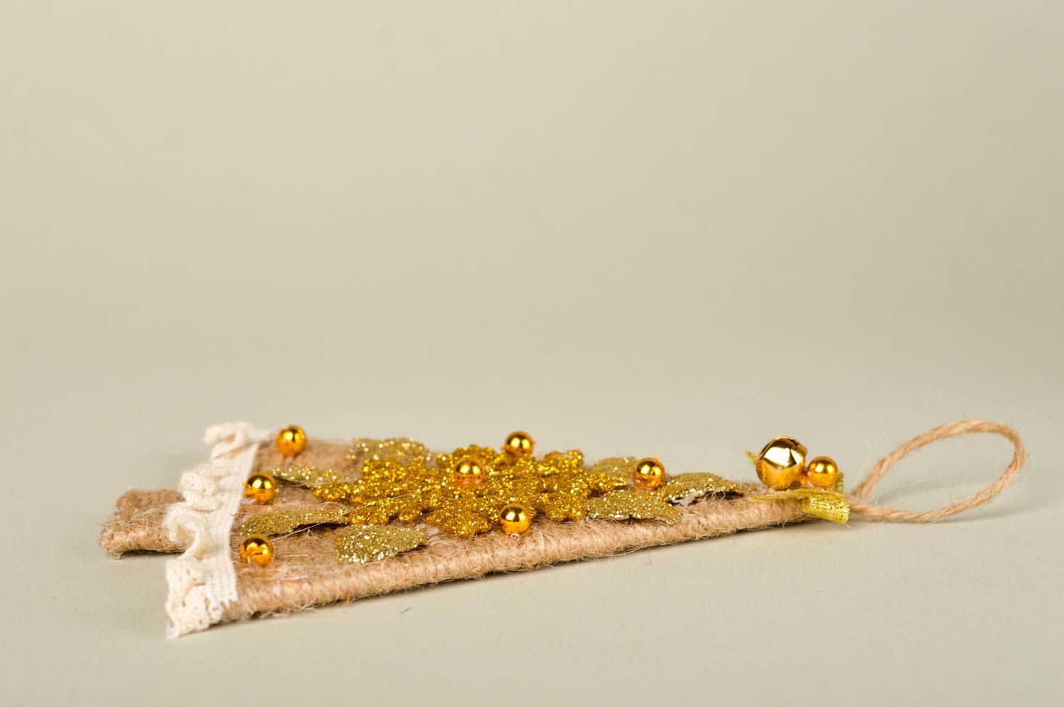 Игрушка елочка хенд мейд декоративная подвеска елочная игрушка золотая фото 4