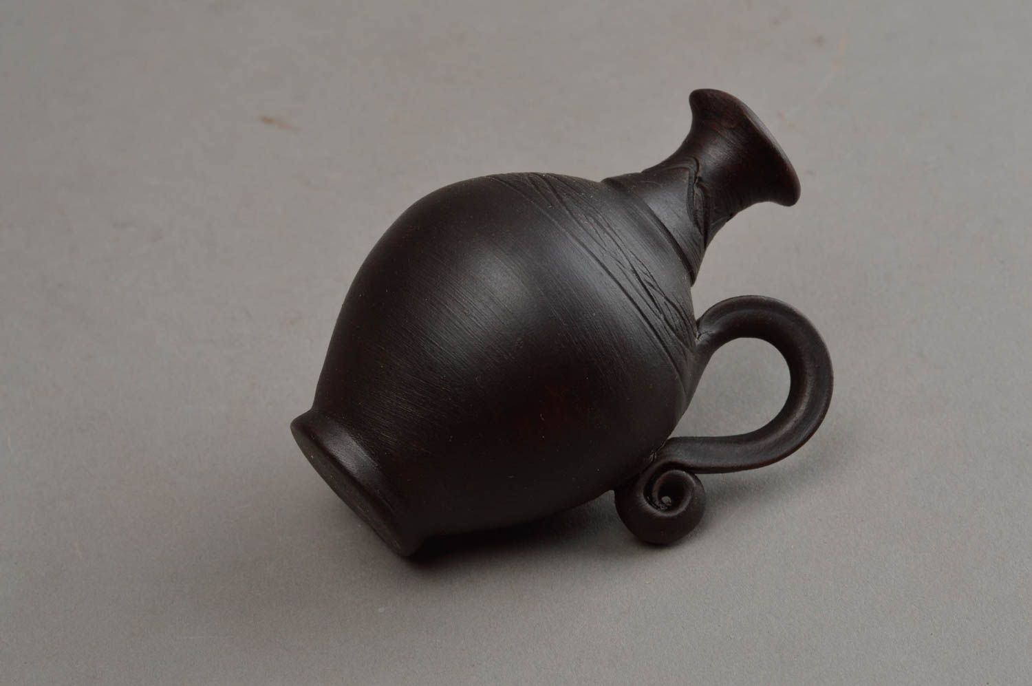 Глиняная ваза ручной работы в виде маленького кувшинчика красивая темная фото 4