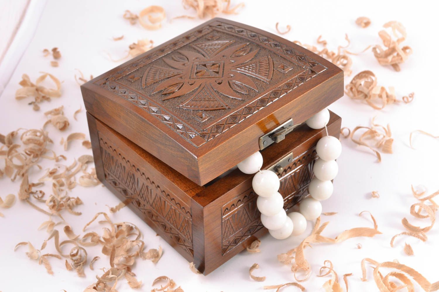 Jolie boîte à bijoux de bois naturel faite main sculptée cadeau pour femme photo 1