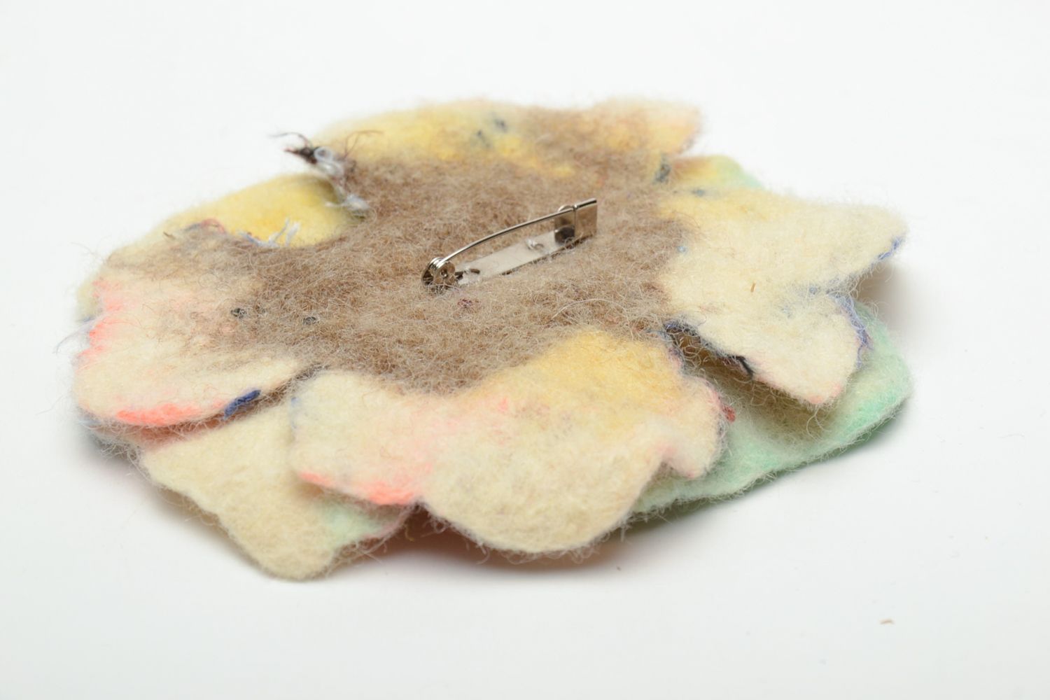 Broche en laine technique de feutrage Fleur tendre photo 5