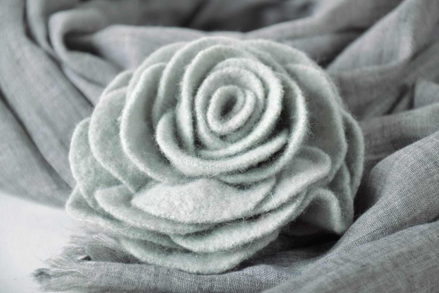 Broche originale en laine Rose grise faite main photo 1