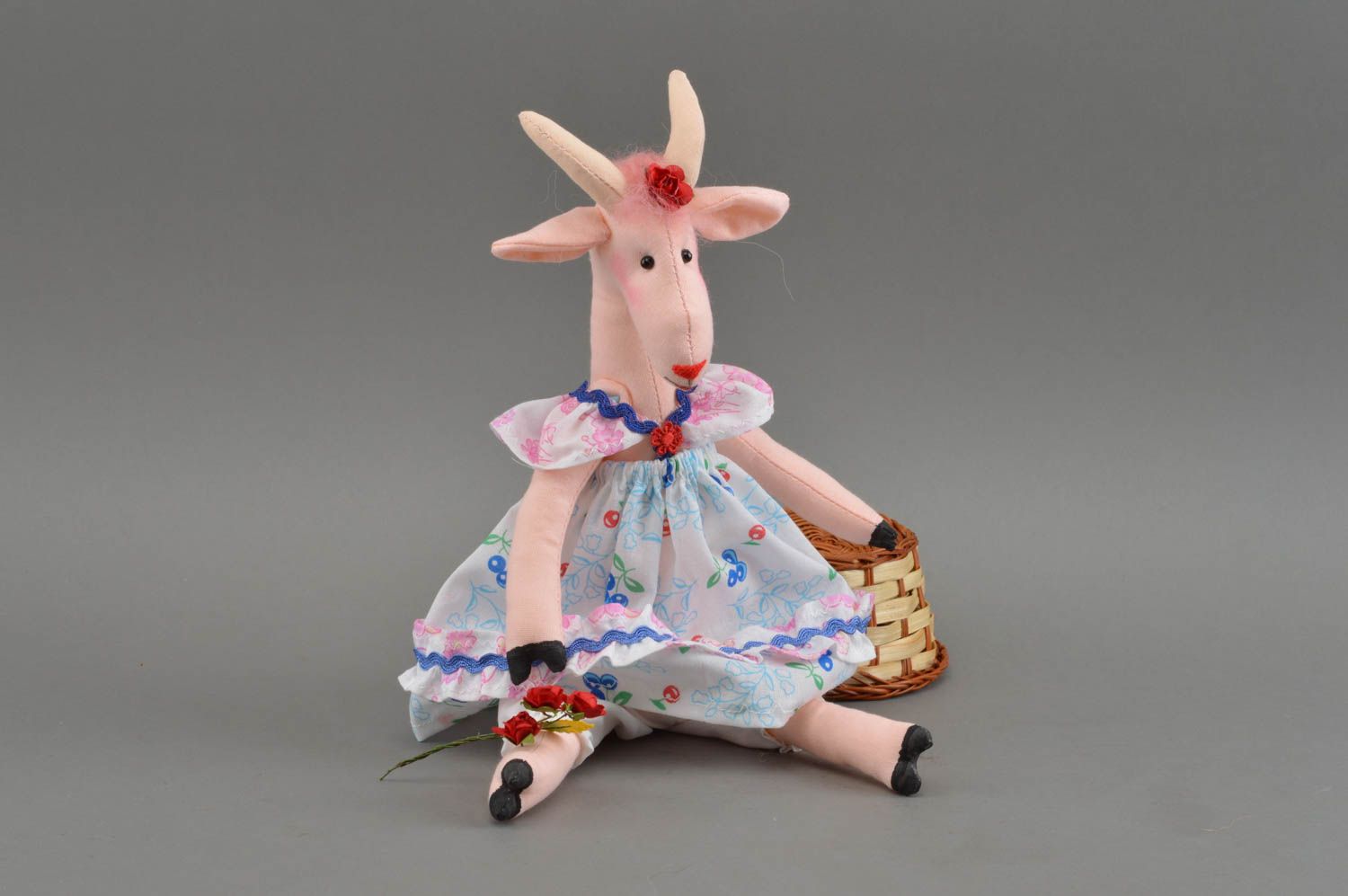 Оригинальная мягкая игрушка в виде козы в платье из ситца розовая ручная работа фото 1