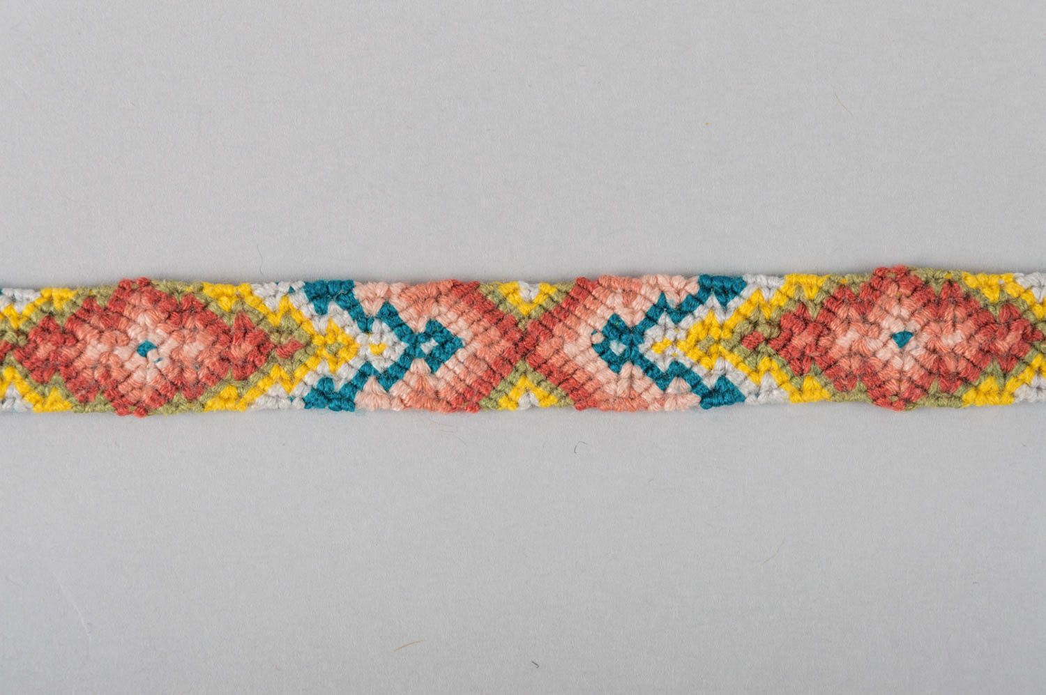 Оригинальный браслет из ниток мулине ручной работы плетеный нарядный красивый фото 3