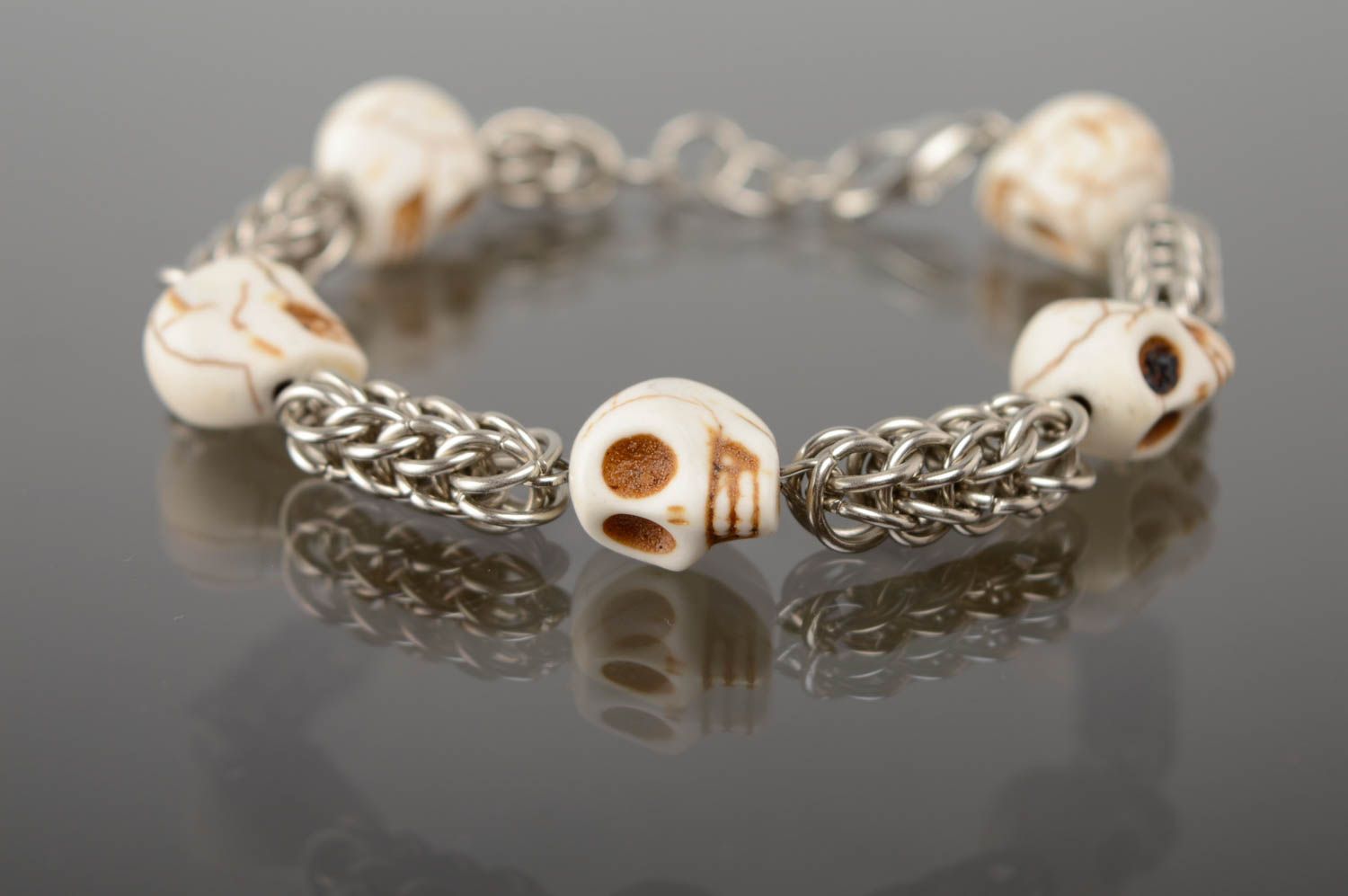 Bracelet métallique fait main original décoré des perles en forme de crânes photo 1
