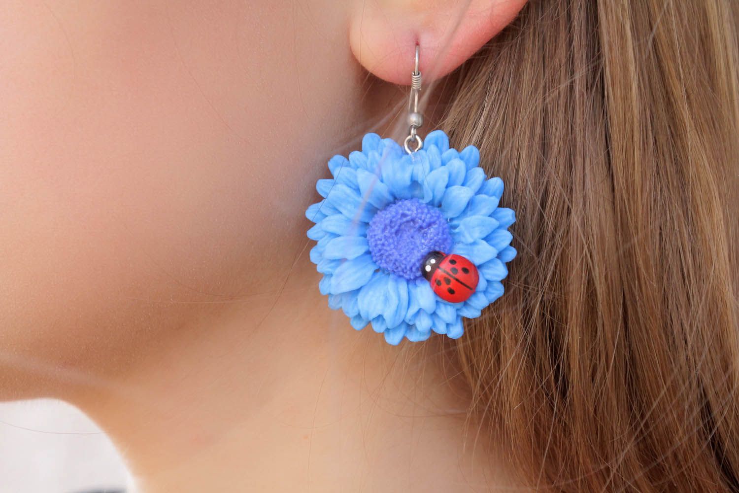 Ohrringe aus Polymerton Sonnenblume mit Marienkäfer foto 1