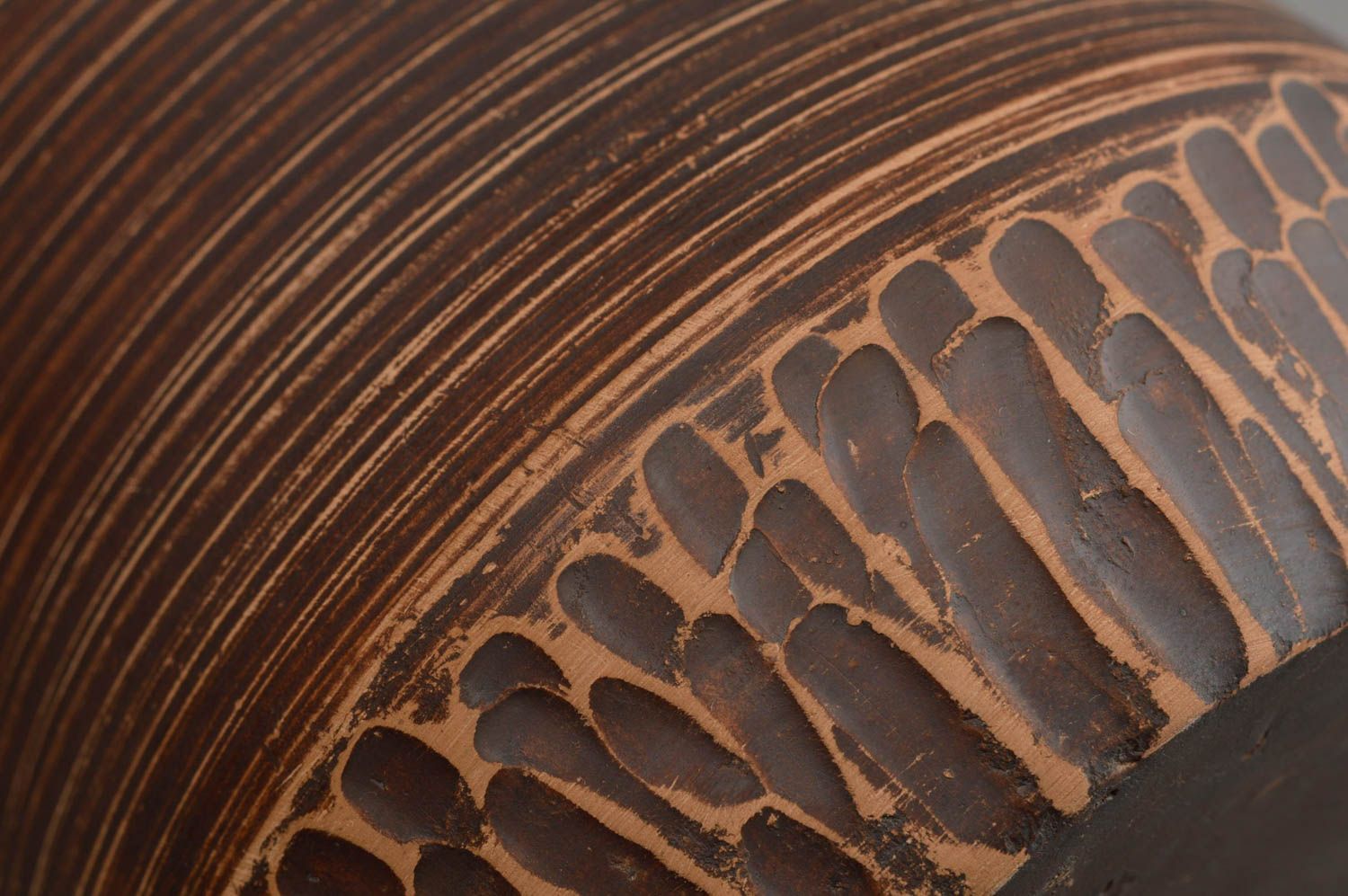 Keramische schöne Öko Ethno handgeschaffene schöne tolle braune Tasse aus Ton foto 4