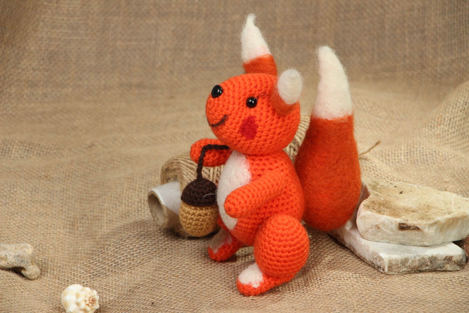 Doudou tricoté en forme d'écureuil avec gland  photo 5