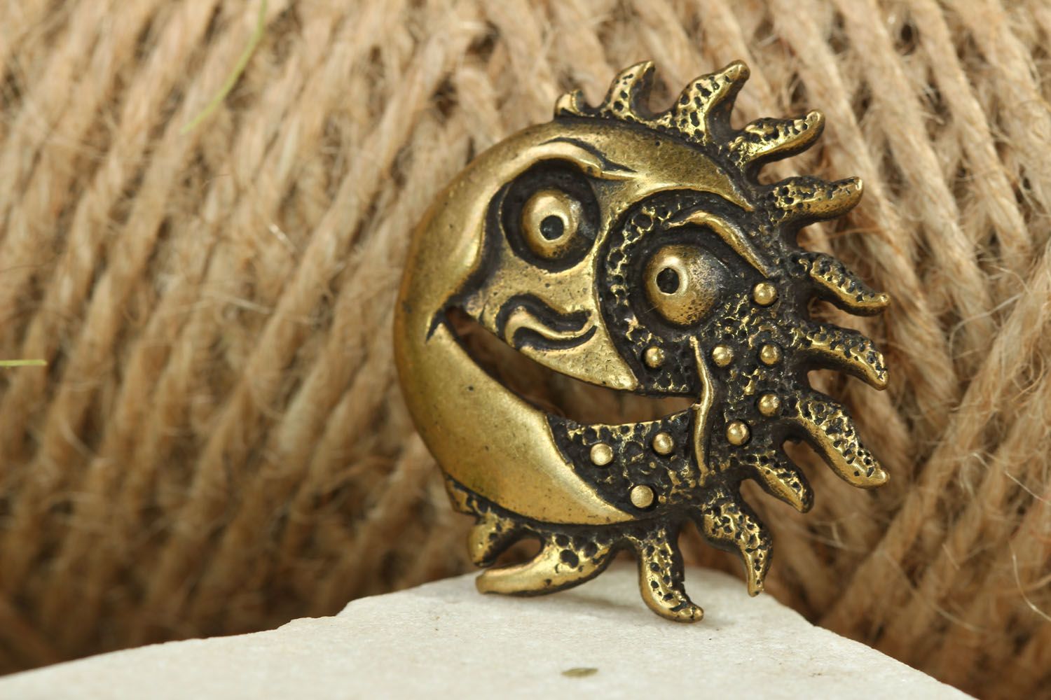 Pendentif en bronze fait main Soleil-Lune  photo 4