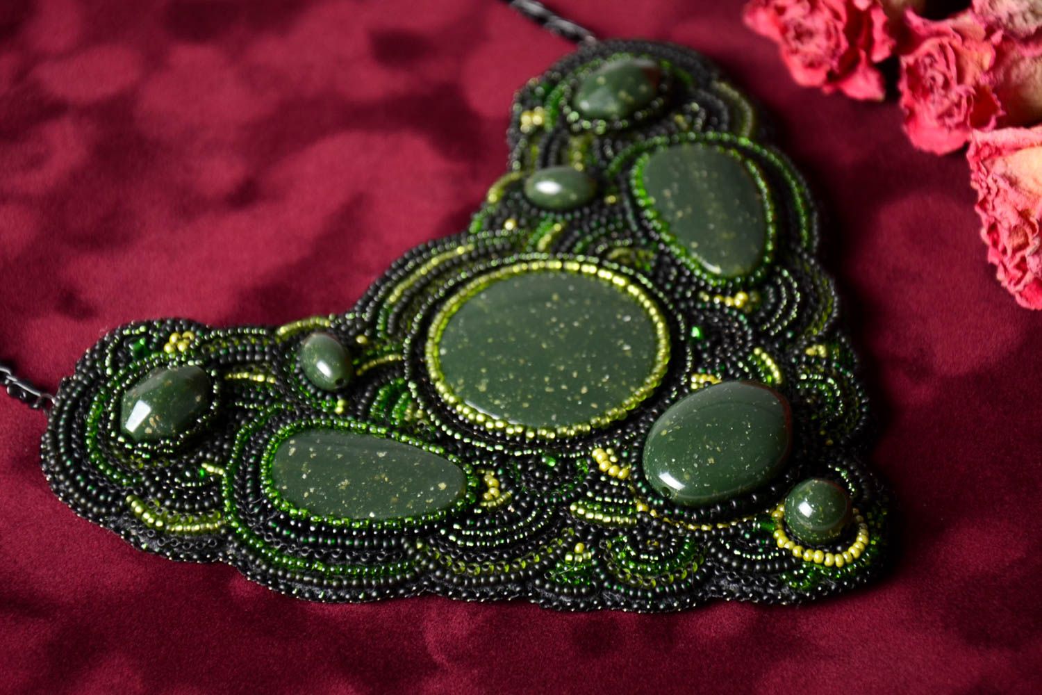 Украшение ручной работы колье из бисера и бусин зеленое ожерелье из бисера фото 1