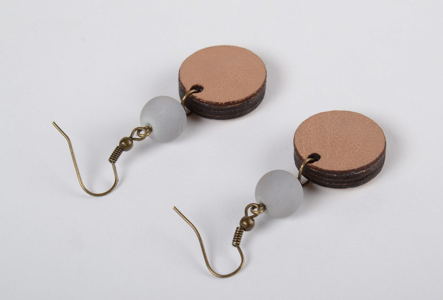 Handgemachte runde Ohrringe aus Holz mit Stickerei in Kreuz Frauen Schmuck  foto 3