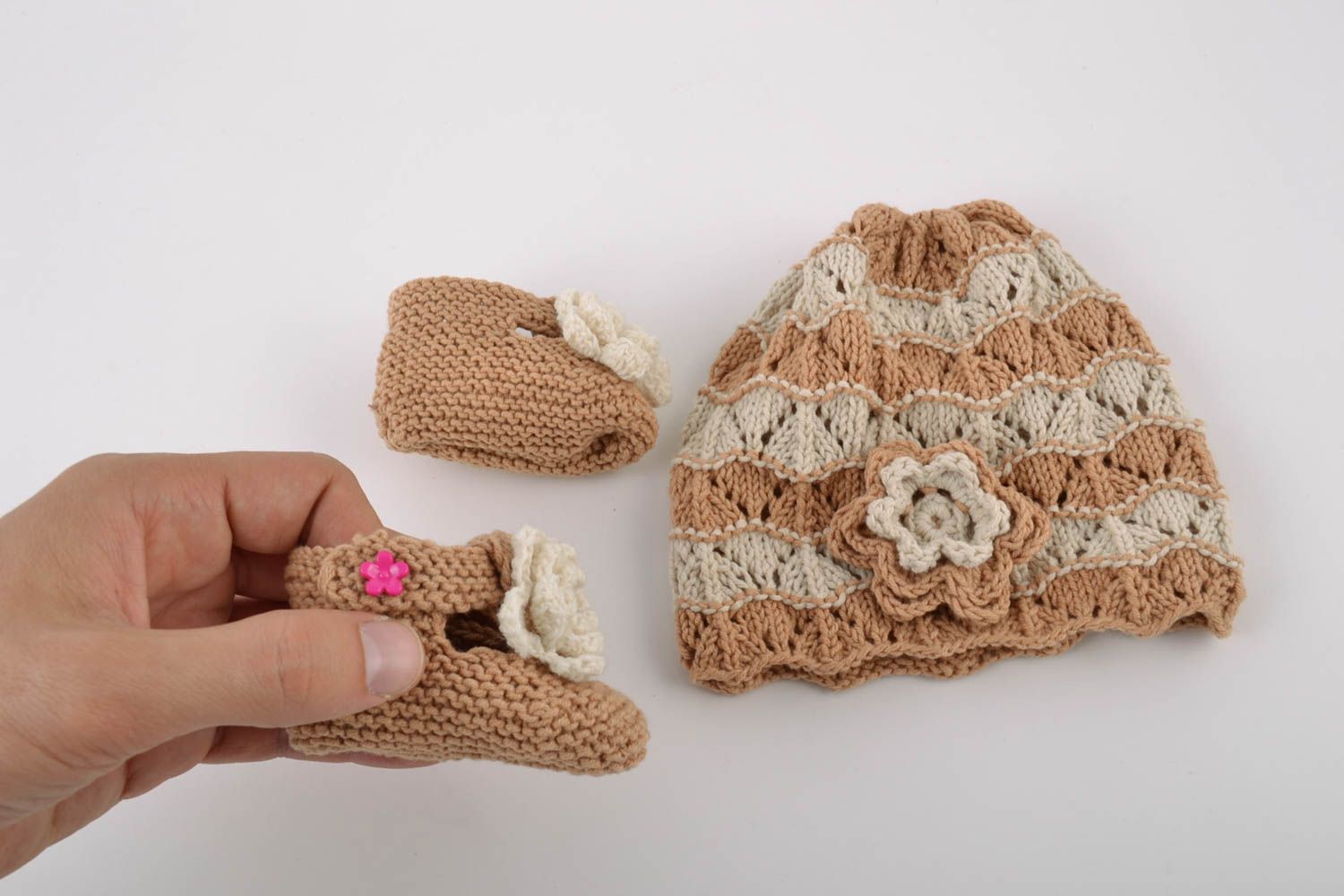 Ensemble de tricot pour bébé chaussons et bonnet bruns avec fleurs fait main  photo 2
