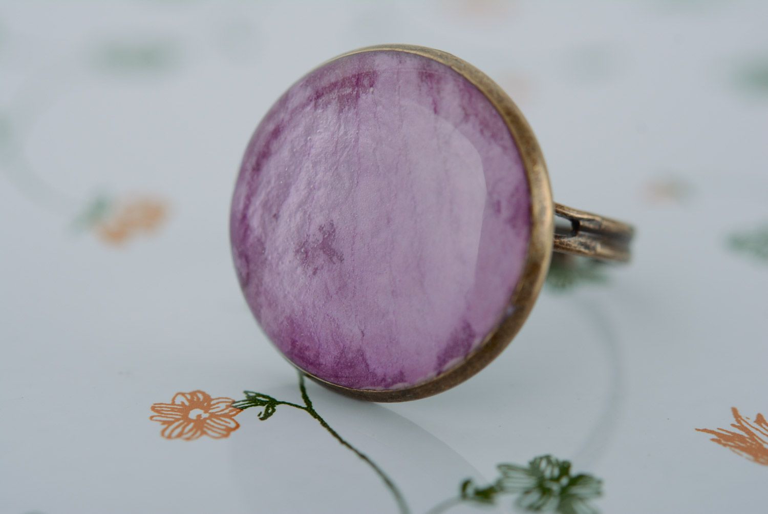 Handmade round violet ring with flower petal embedded in epoxy resin for women photo 4