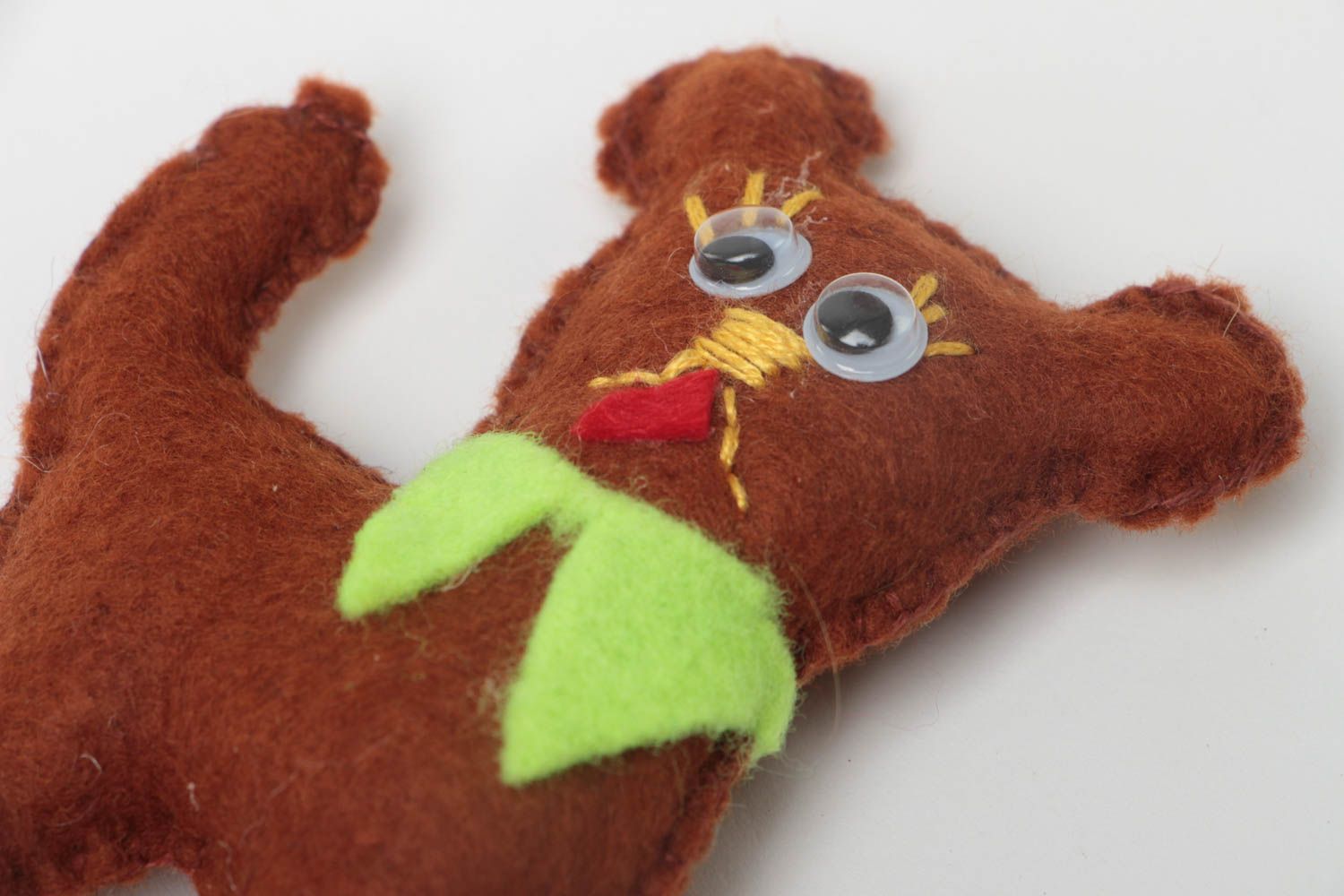 Petite peluche en feutre faite main brune originale en forme de chien cadeau photo 3