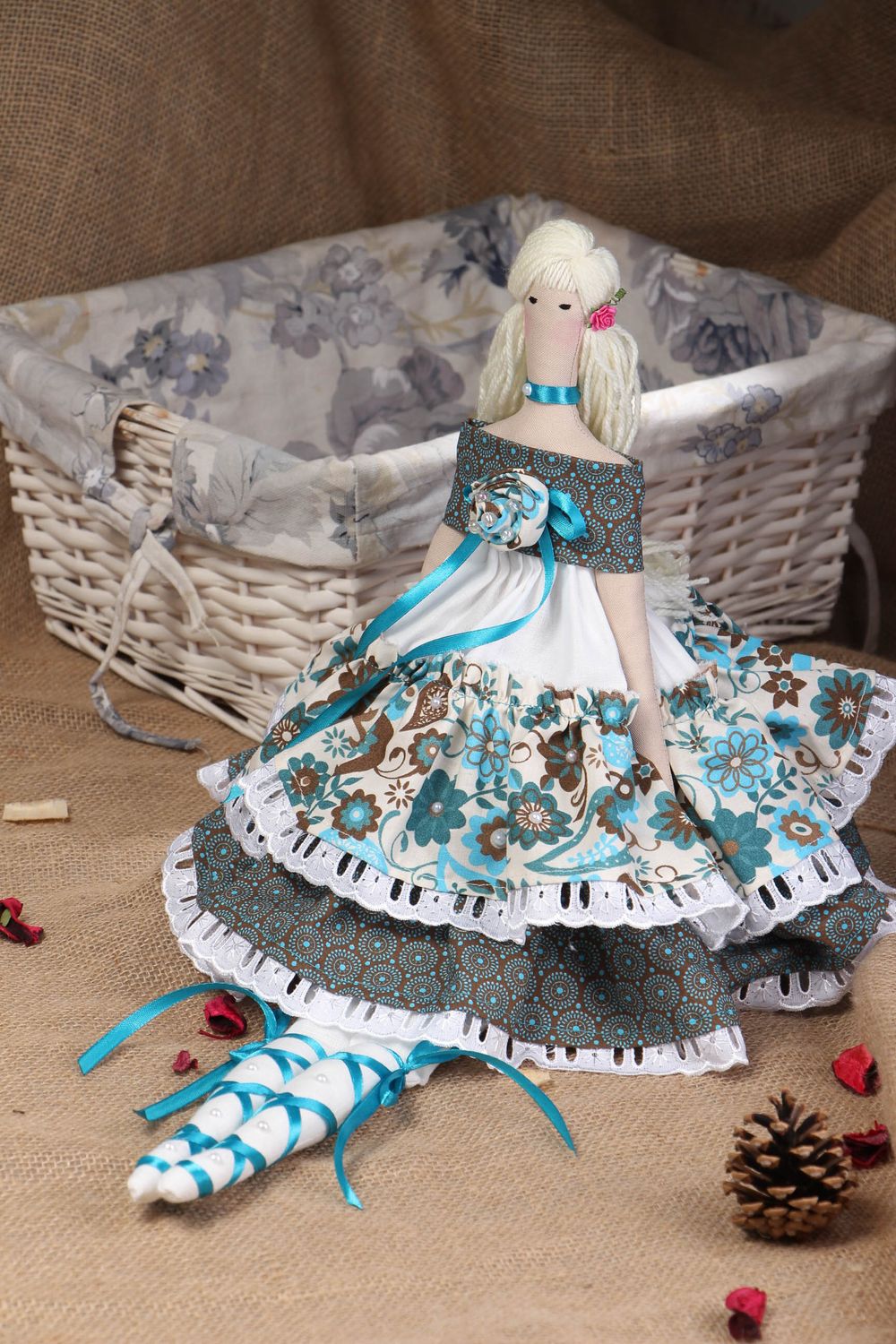 Poupée faite main en jolie robe  photo 5