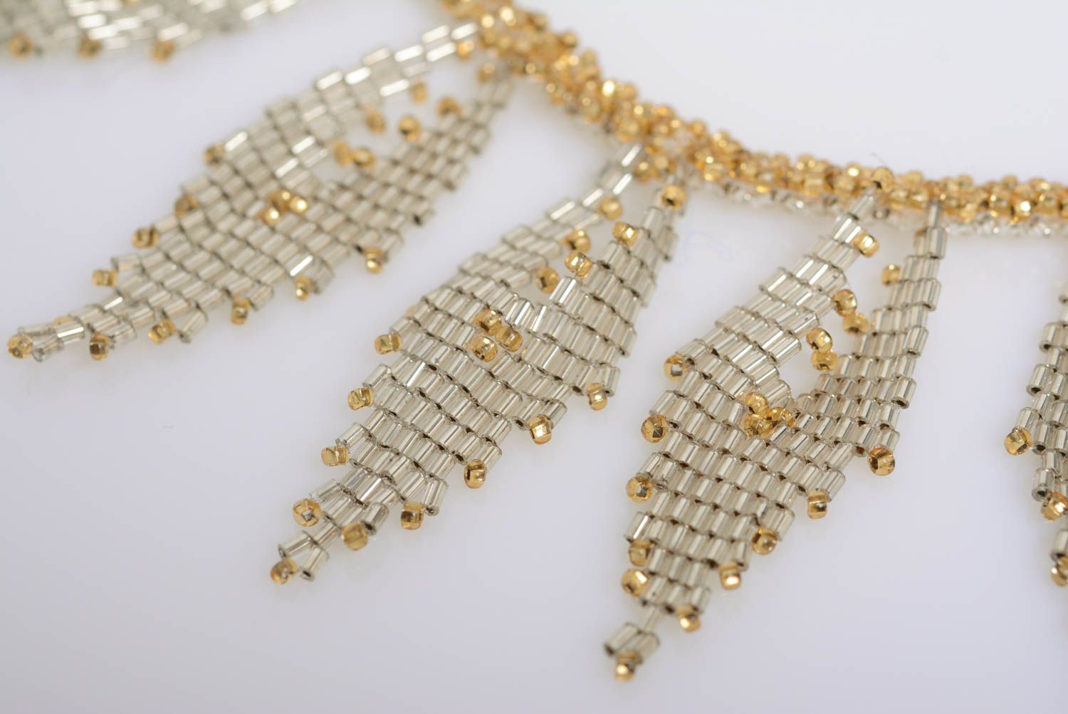 Ожерелье из бисера золотистого цвета нежное красивое ручной работы плетеное фото 2