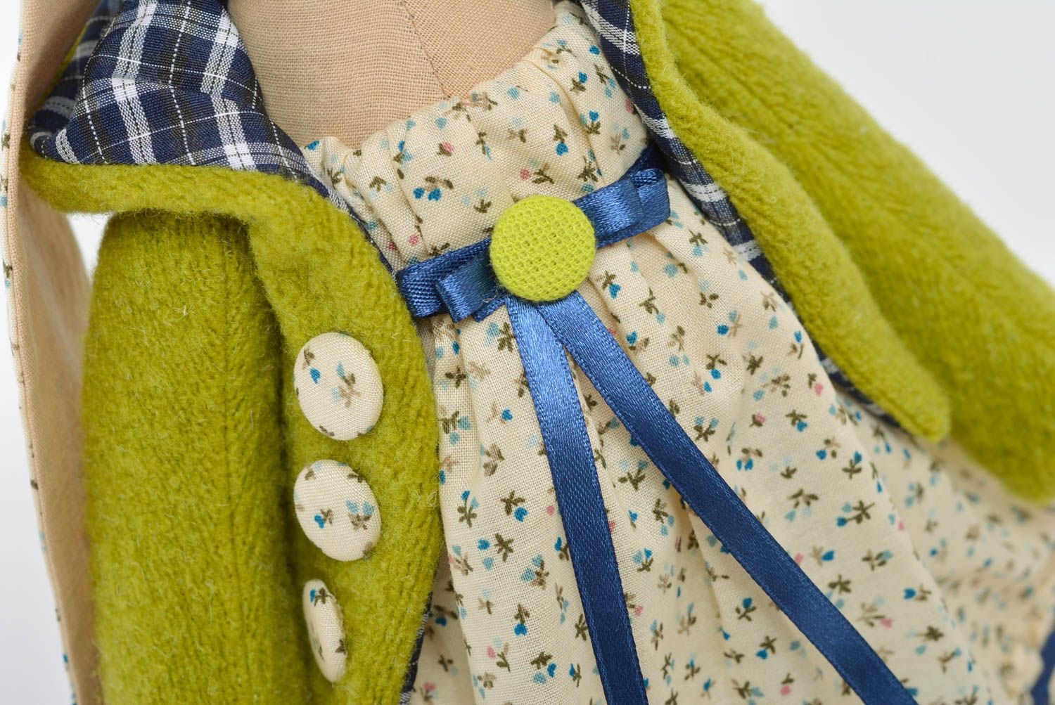 Jouet en tissu de lin et de coton fait main original Hase en tenue verte photo 3