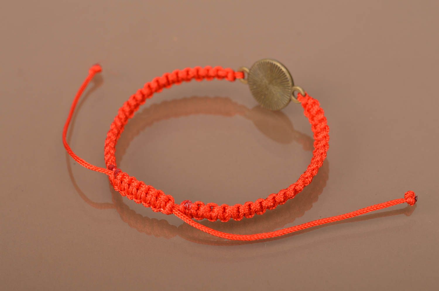 Яркий плетеный браслет с оригинальной бусиной из вощеного шнура ручная работа фото 4