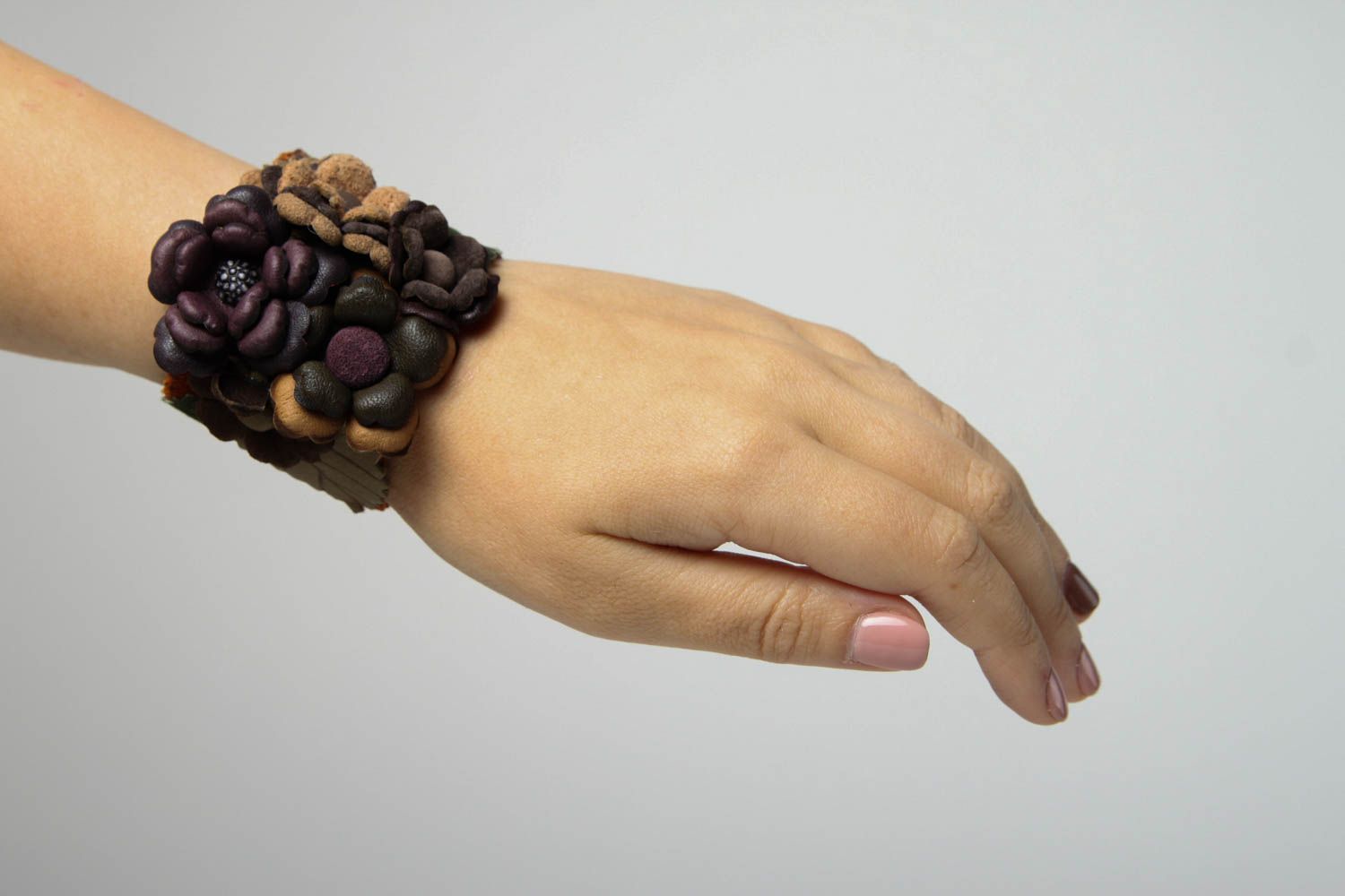 Designer Accessoire handmade Schmuck für Frauen Armband mit Blumen aus Leder foto 2