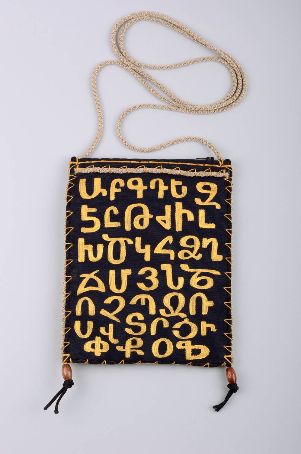 Sac à bandoulière noir rectangulaire fait main Lettres de l'alpahbet arménien photo 1