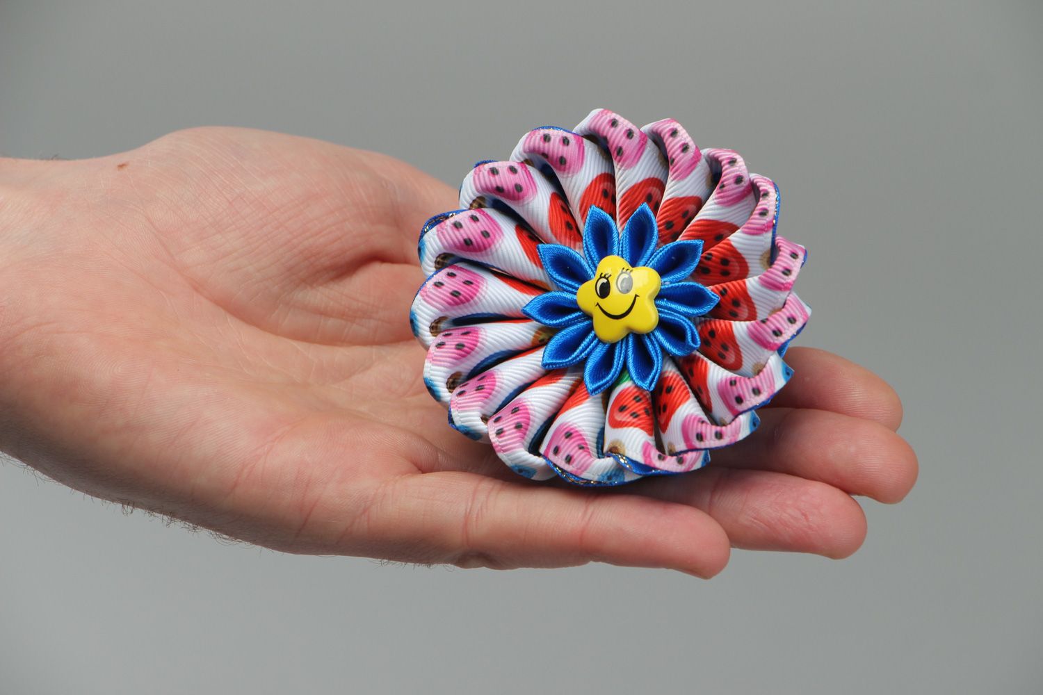 Élastique à cheveux fait main original en forme de fleur technique de kanzashi photo 4