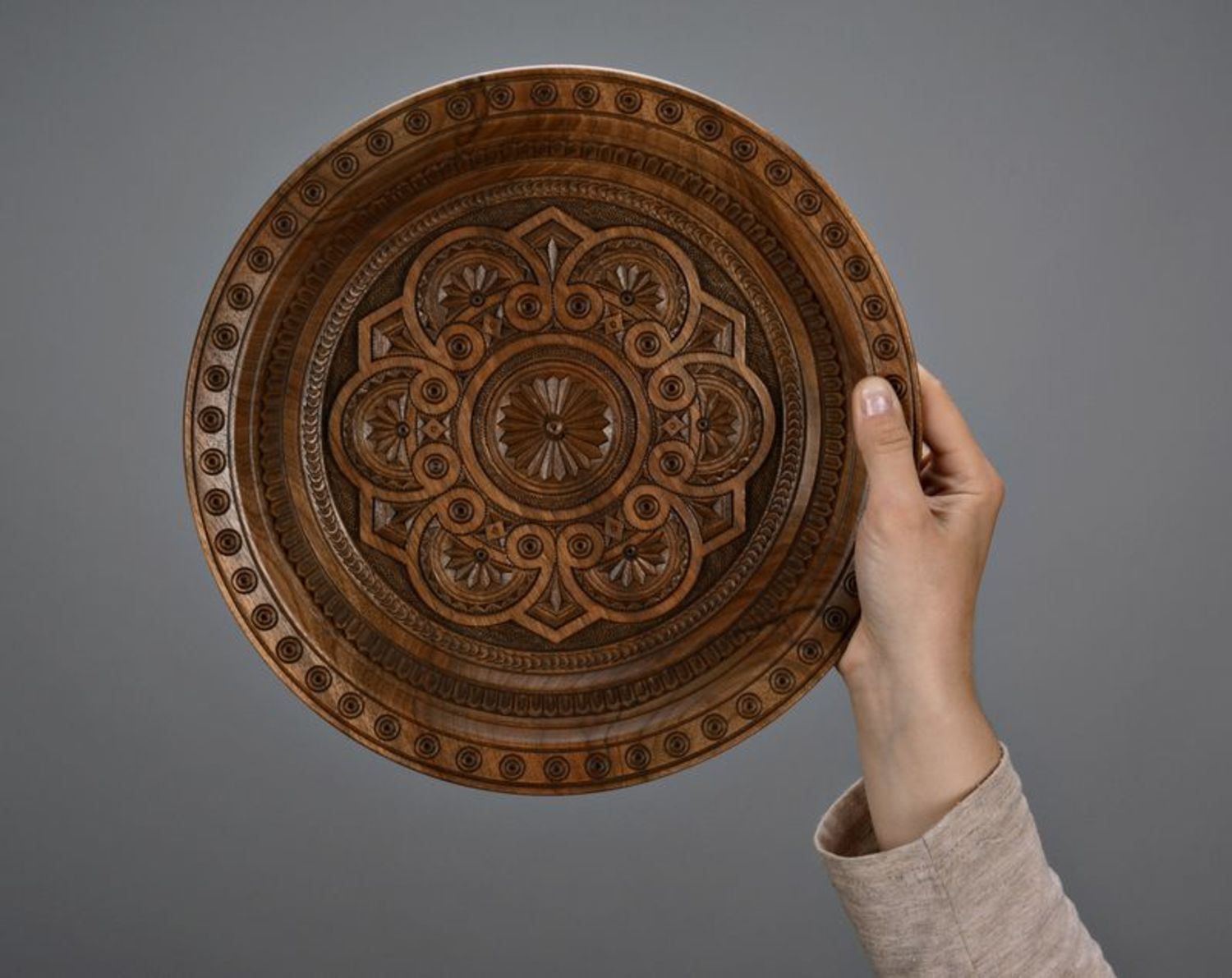 Декоративная деревянная тарелка фото 2