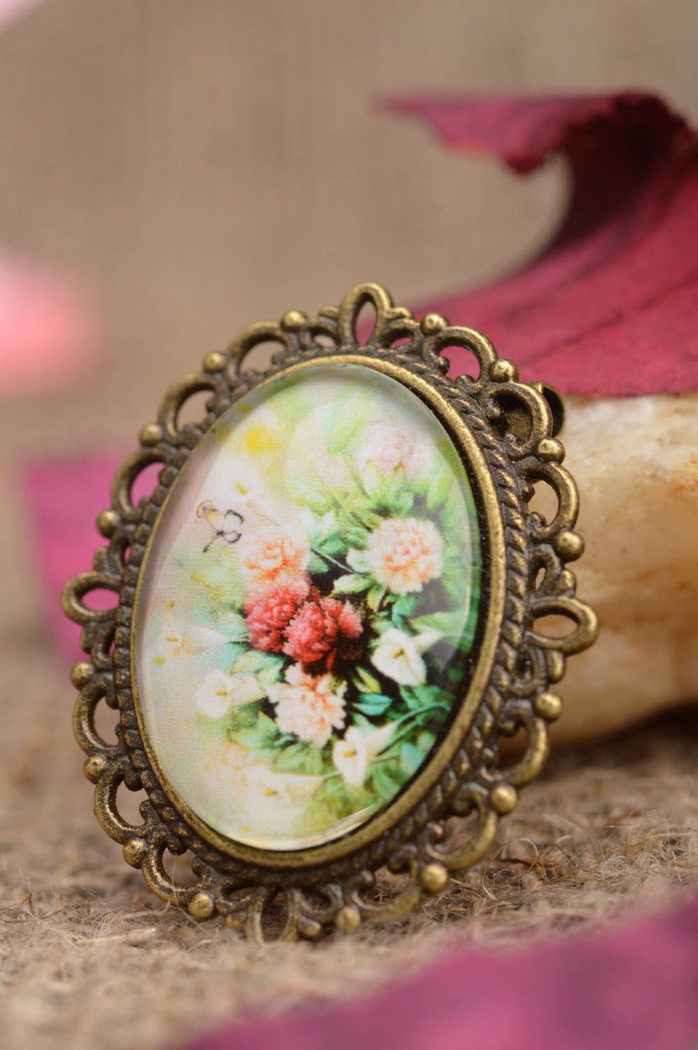 Broche artesanal de estilo vintage con cabujón Jardín en flor tras la ventana foto 1