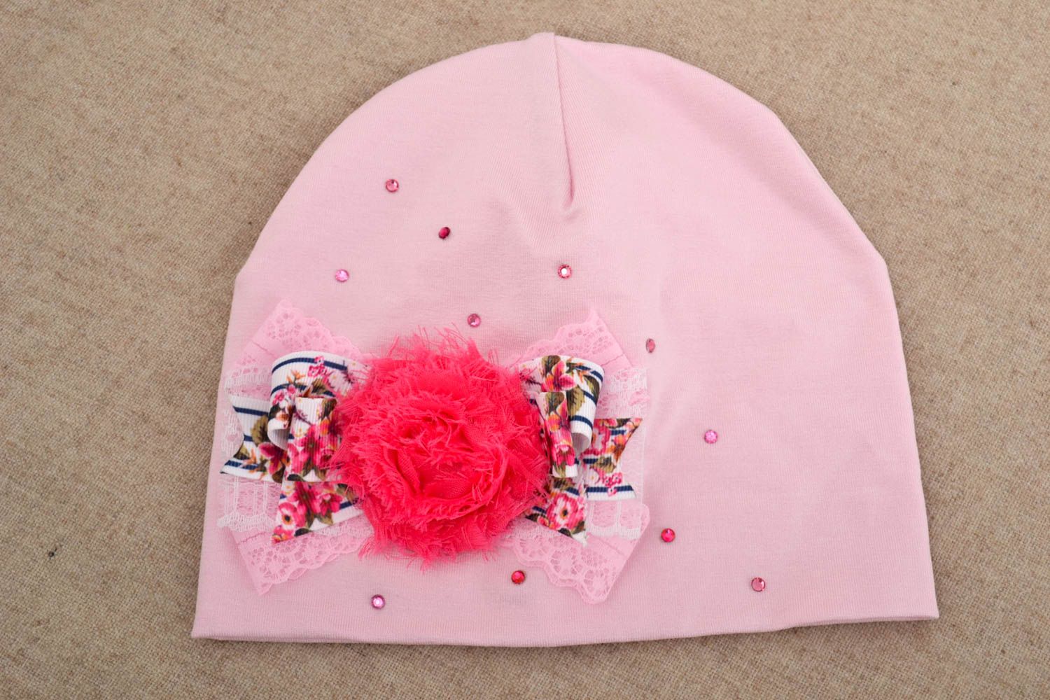 Шапочка для девочки хэнд мейд с цветком весенняя шапка розовая модная шапка фото 1