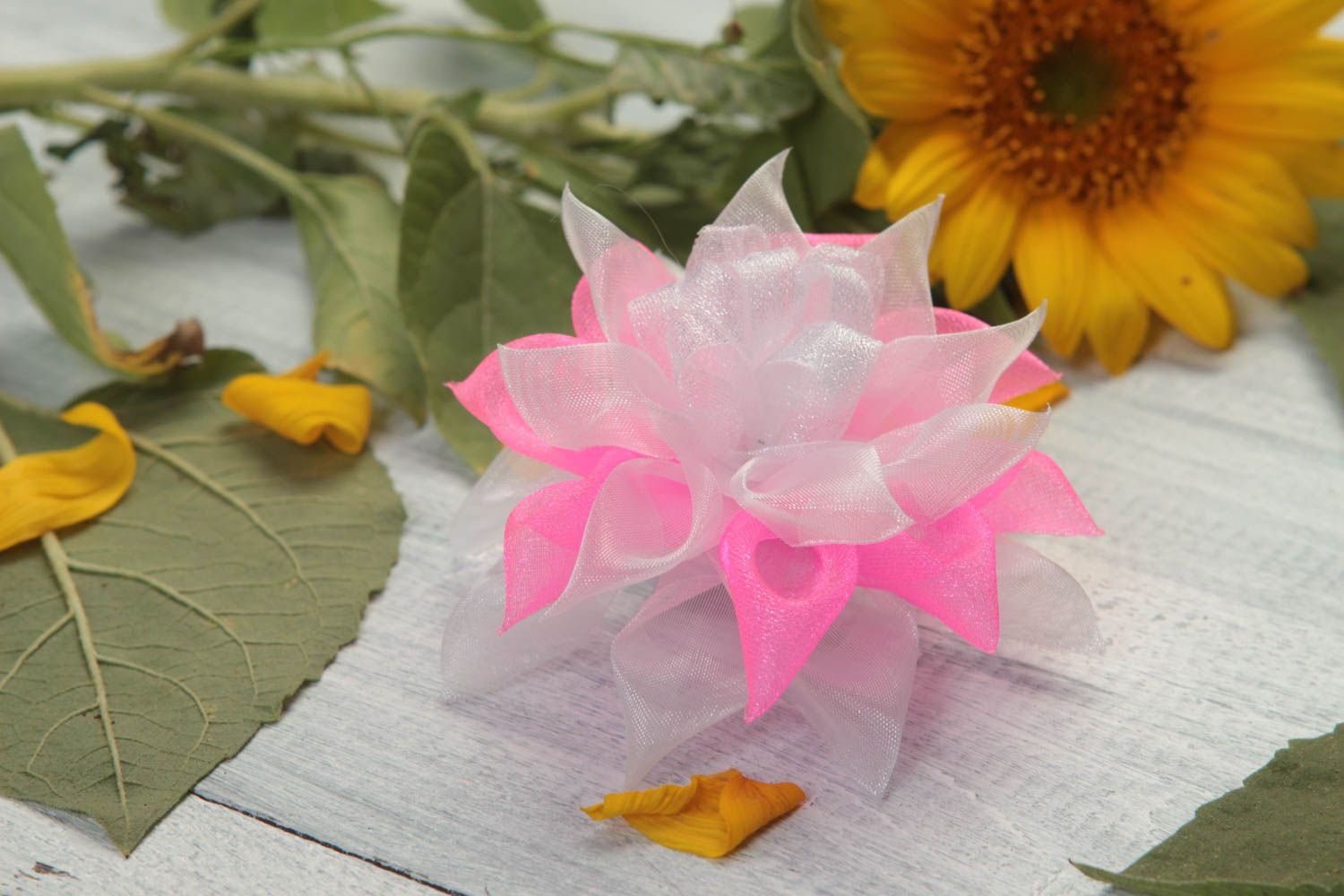 Воздушная детская резинка для волос георгин белая с розовым ручной работы фото 1