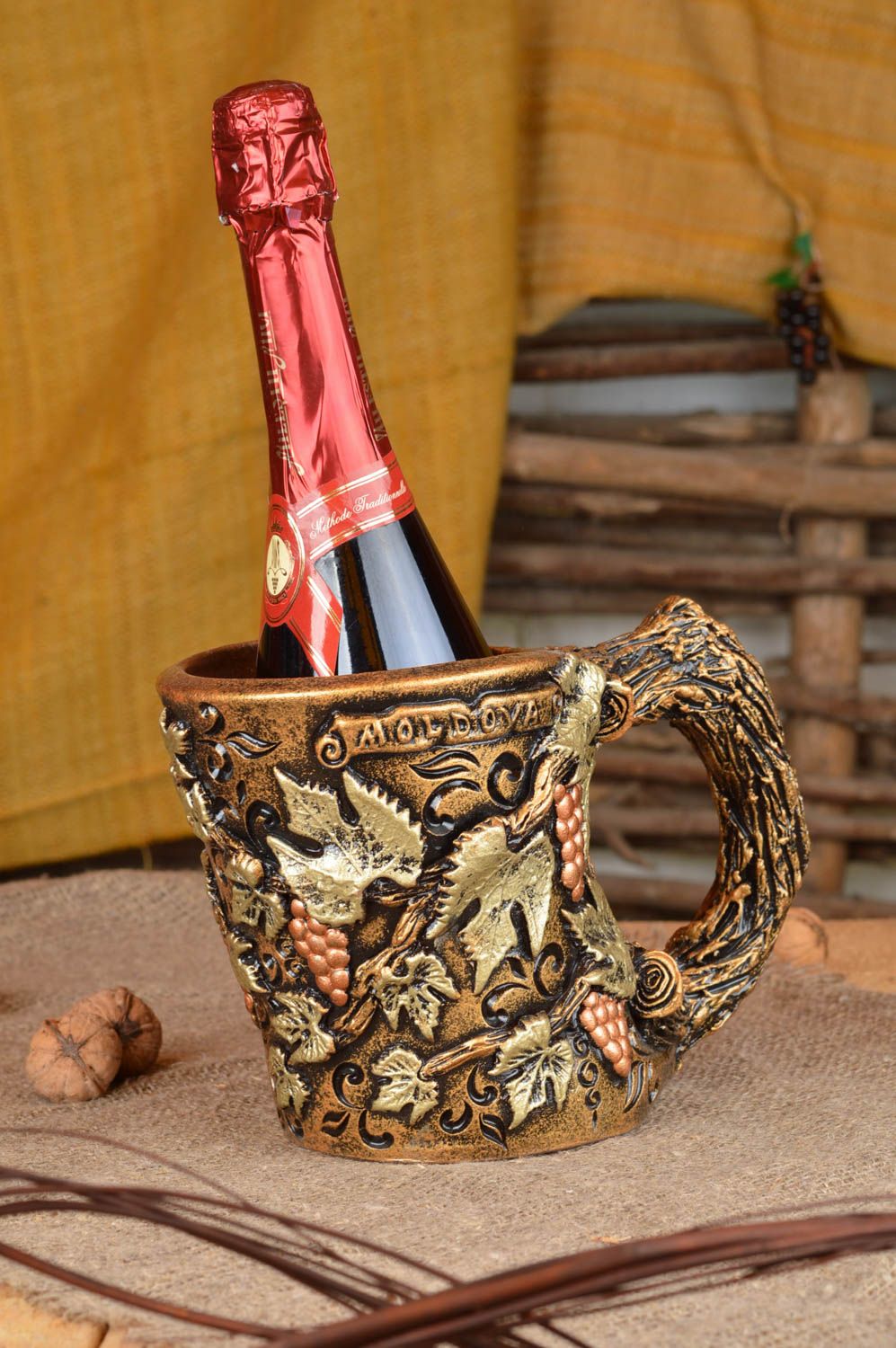 Botellero de vino original estiloso inusual con forma de taza hecho a mano foto 1