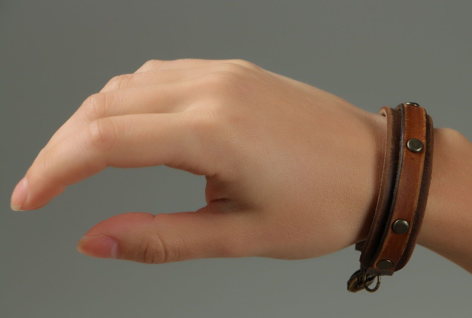 Bracelet fait main en cuir avec rivets photo 5