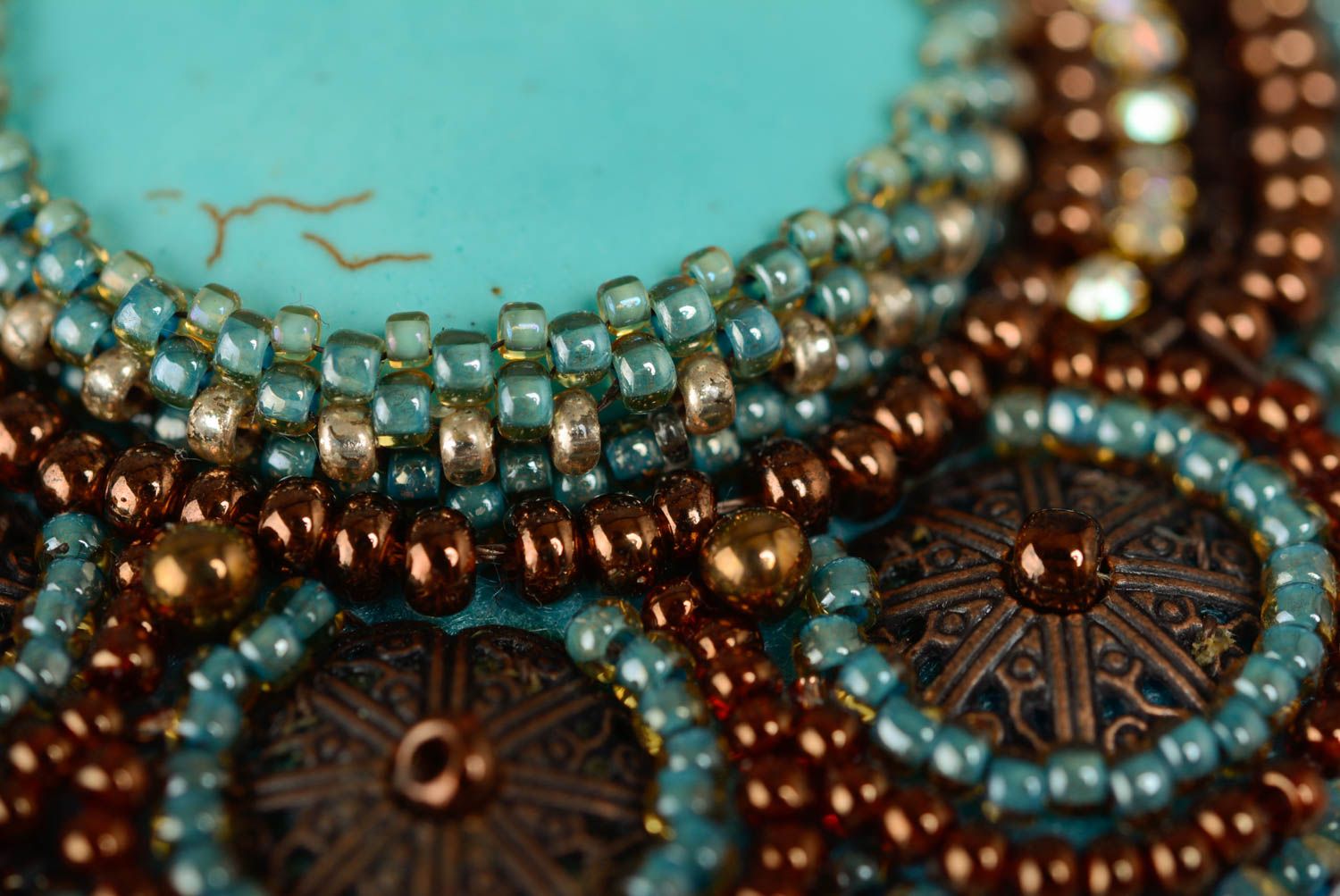 Collier brodé en perles de rocaille et turquénite bleu pendentif rond fait main photo 3