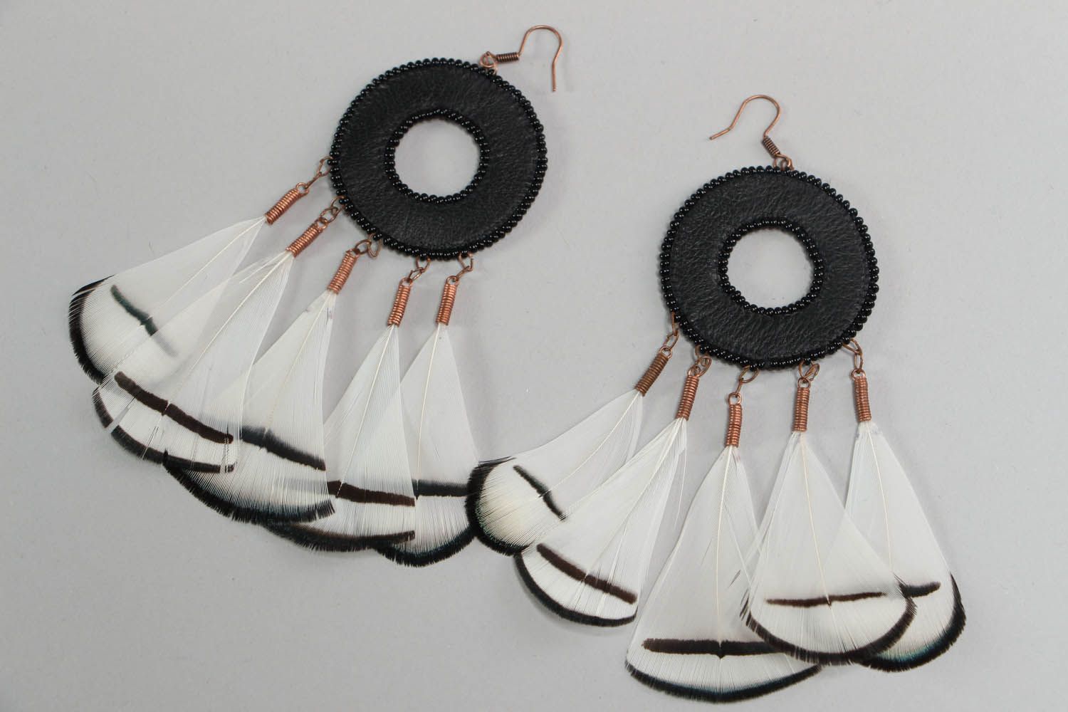 Boucles d'oreilles artisanales en cuir et plumes  photo 1
