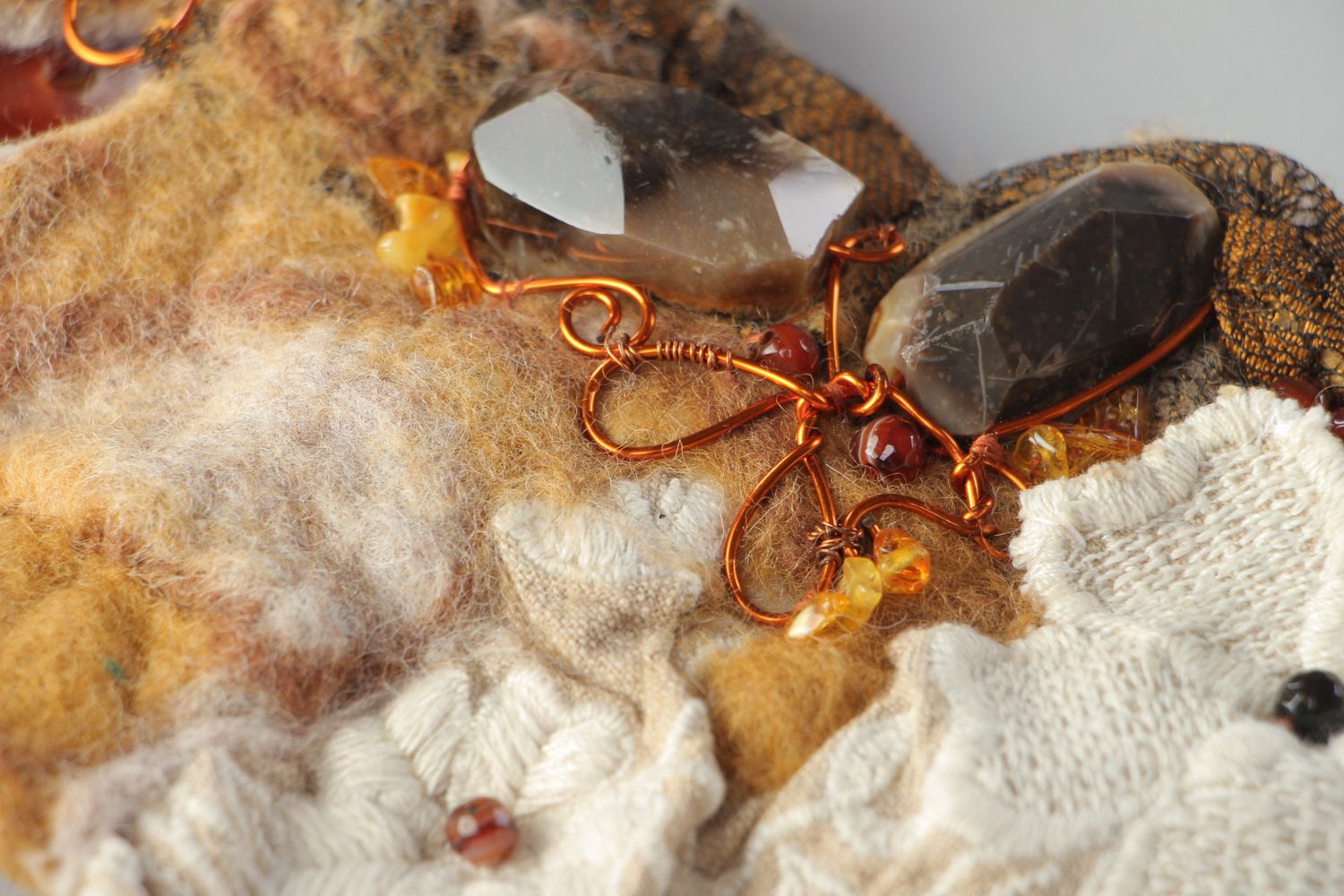 Handgemachtes Collier aus Wolle mit Natursteinen Achat und Kambaistein foto 4