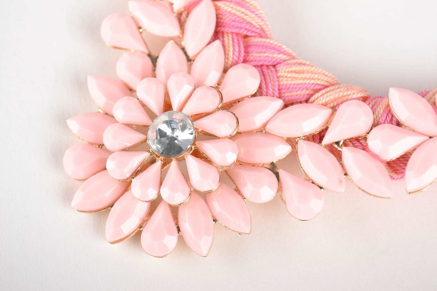 Колье на шею бижутерия ручной работы женское колье с цветком и камнями розовое фото 2