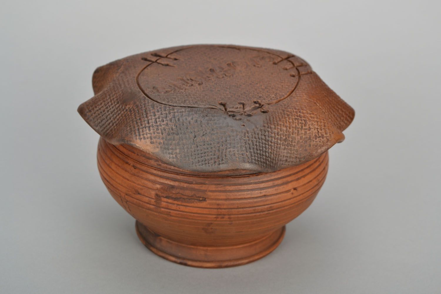 Pot en argile fait main avec couvercle original marron traitement au lait photo 3
