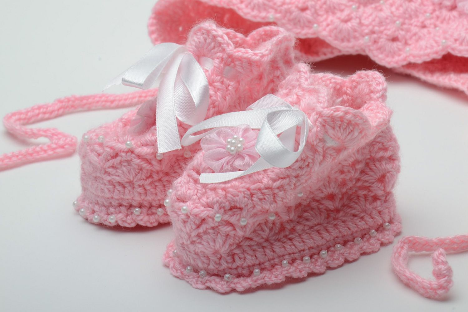 Chaussons et bonnet au crochet pour bébé faits main roses chauds originaux photo 2