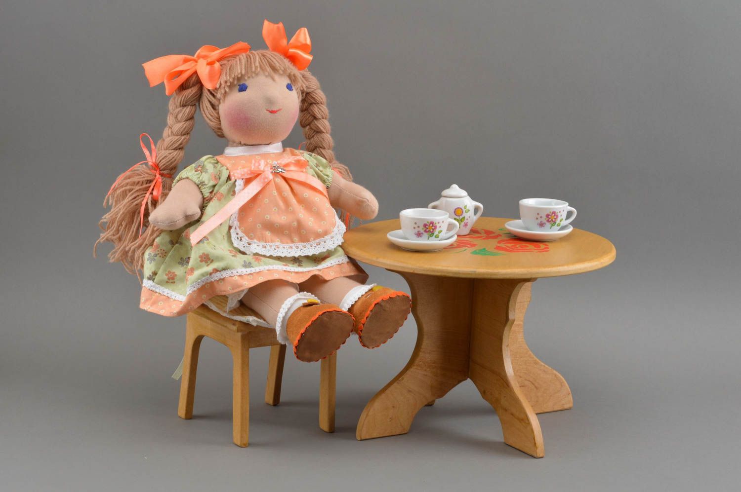 Handgemachte weiche Puppe aus Stoff mit Zöpfen im Kleid in Orange für Mädchen  foto 1