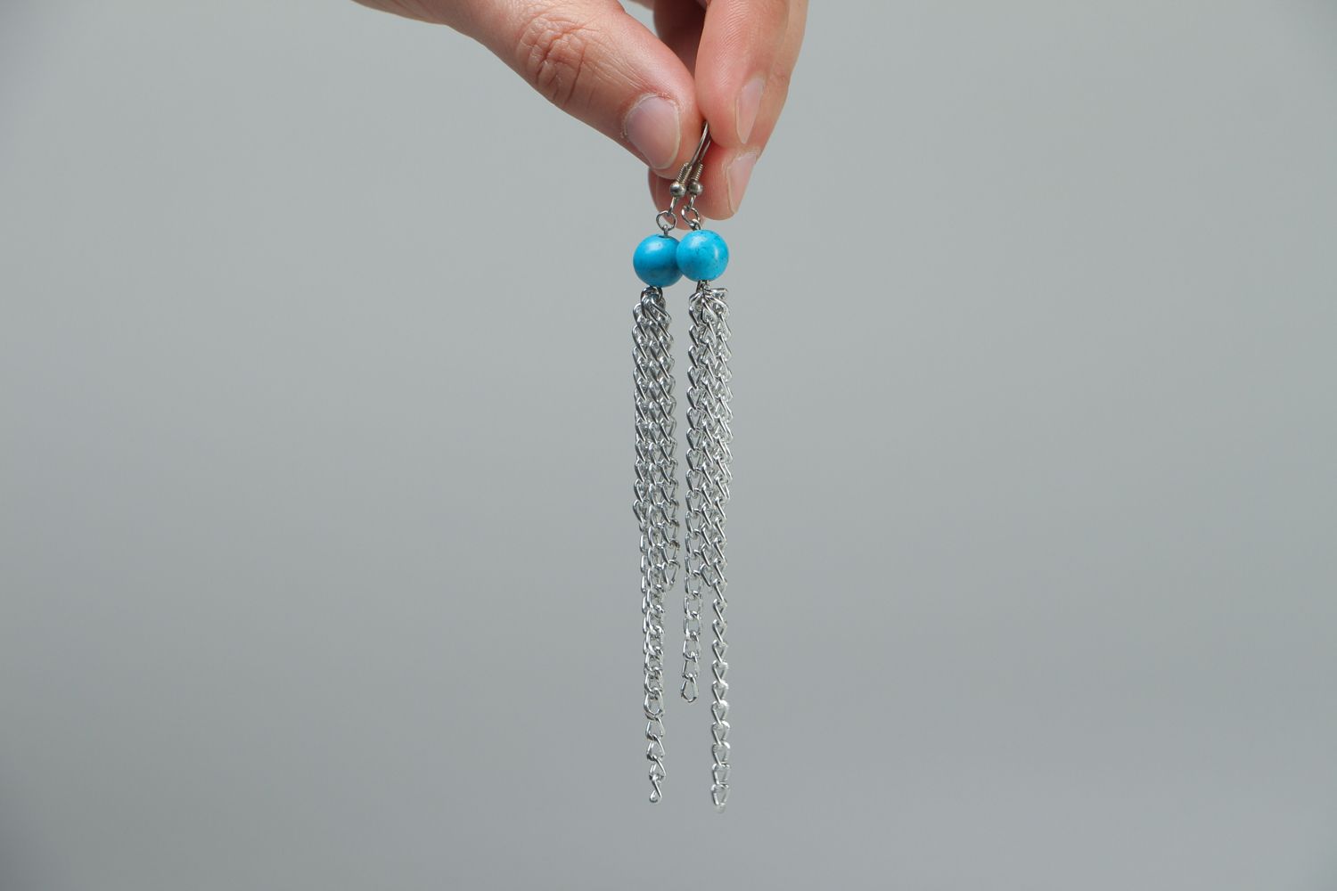 Boucles d'oreilles artisanales avec chaînettes et perles fantaisie photo 3