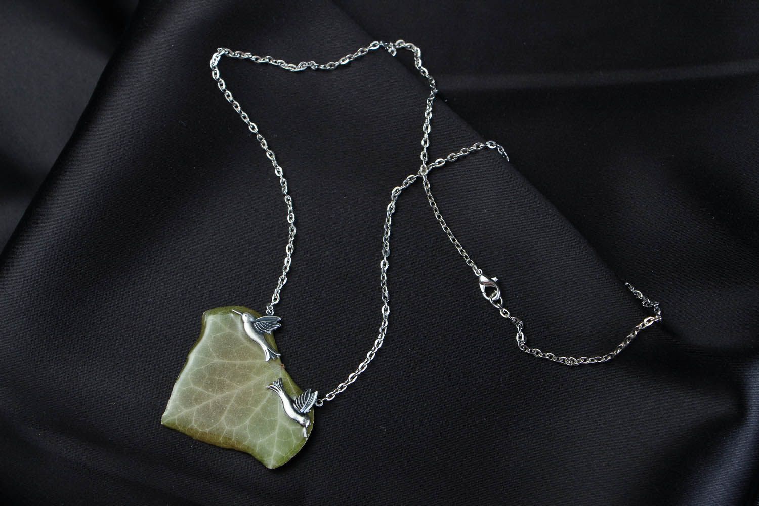 Pendant with Ivy Leaf in Epoxy Resin photo 1